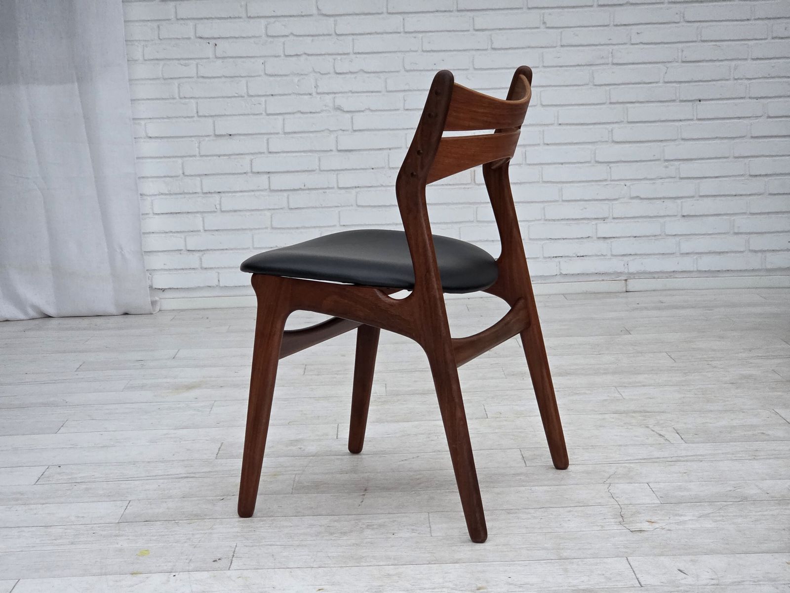 photo vintage Ca. Jaren 1960, Set Van 4 Opnieuw Beklede Deense Eetkamerstoelen, Ontwerp Van Erik Buck, Model 310.