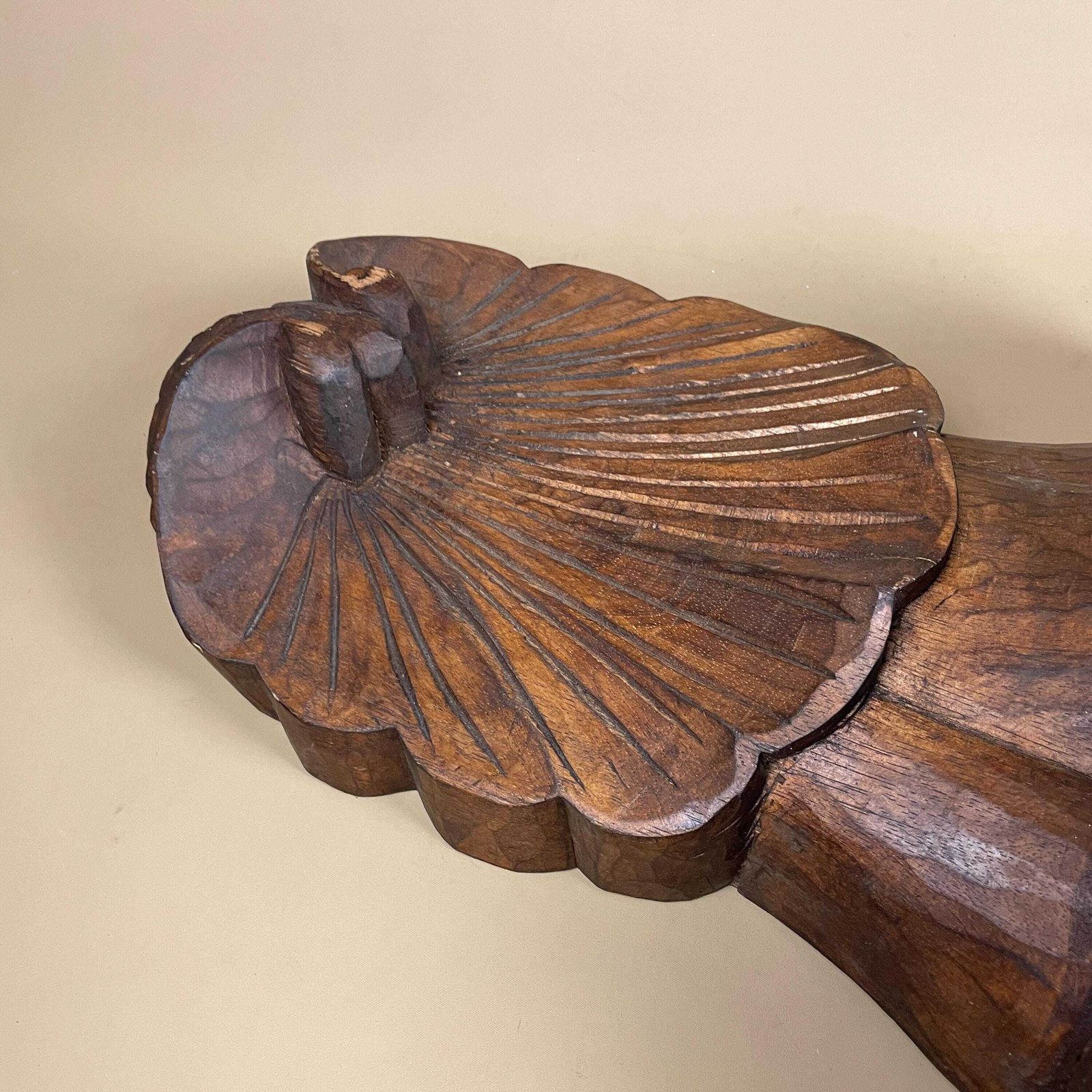 photo vinterior Antique Carved Wood Wall Bracket Shelf Victorian Floral Hand Carved Indian Architectural Decor Hand Crafted Classic Home Decor
