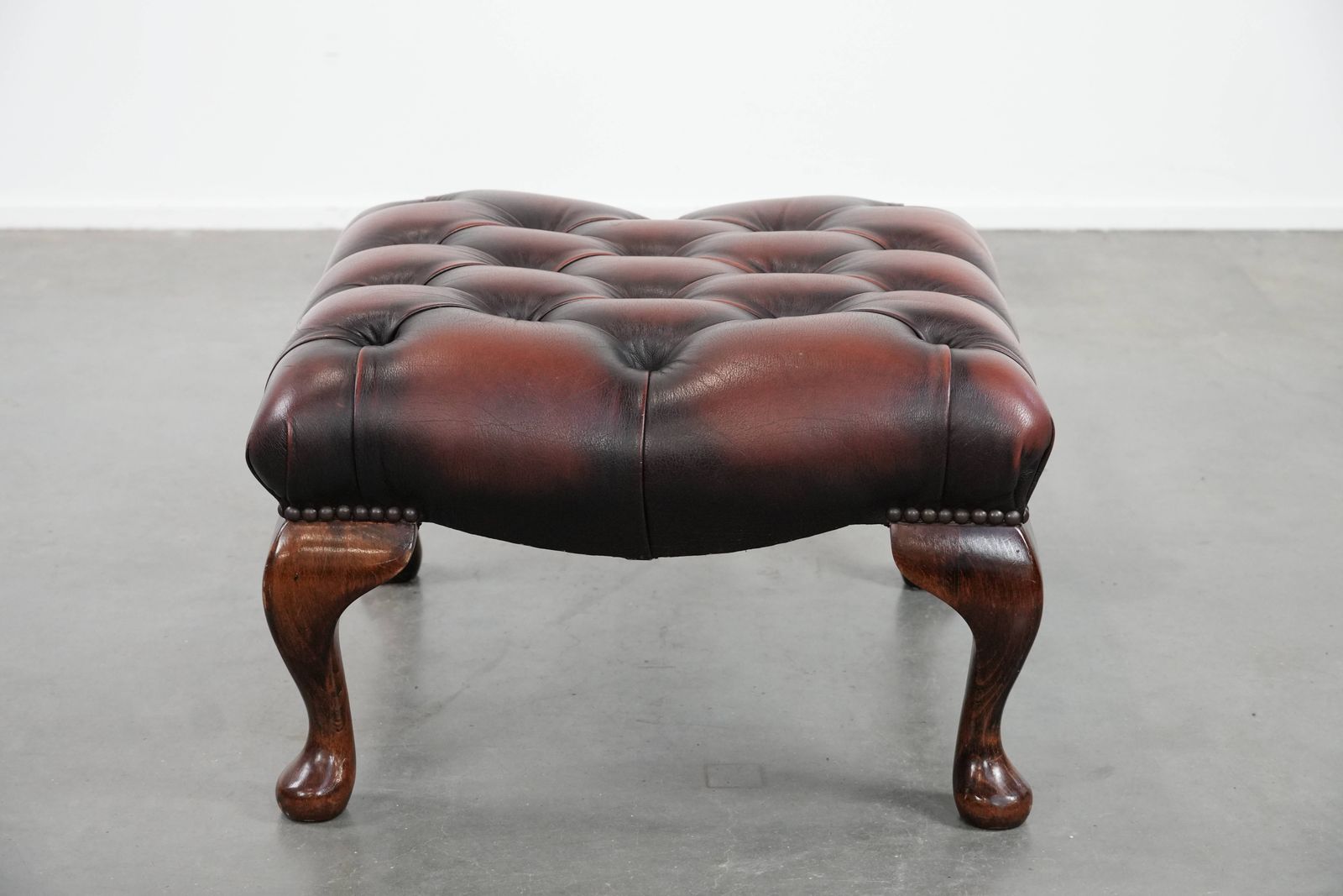 Elegant And Graceful Dark Brown Chesterfield Footstool Made Of Cowhide photo 423.0