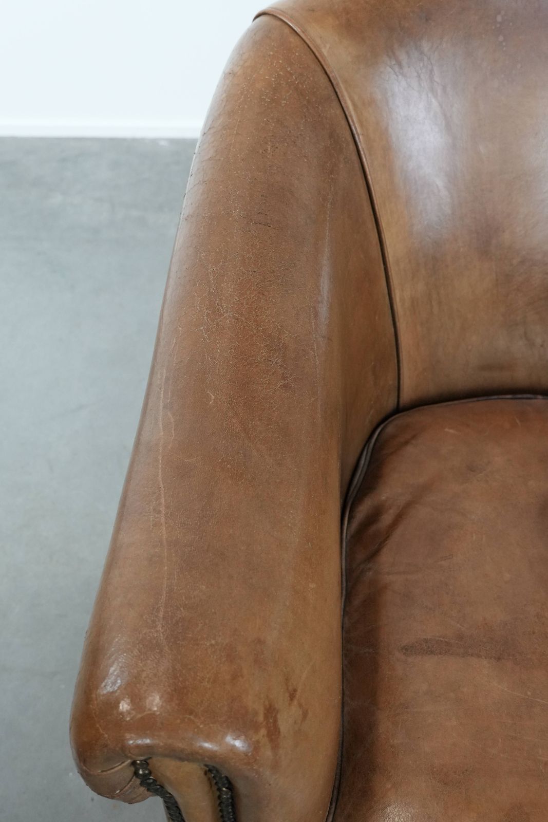 Karaktervolle Club Fauteuil Van Schapenleer In Mooie Lichtcognac Tinten photo buy