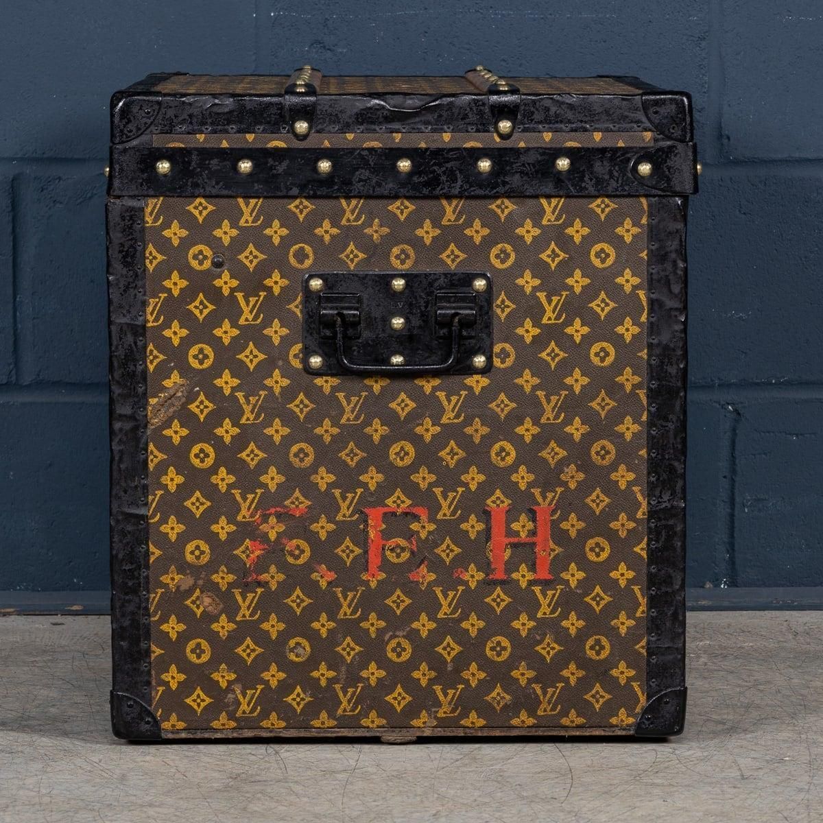 Antique 20th Century Louis Vuitton Trunk In Monogram Canvas, France C.1920 photo vinterior