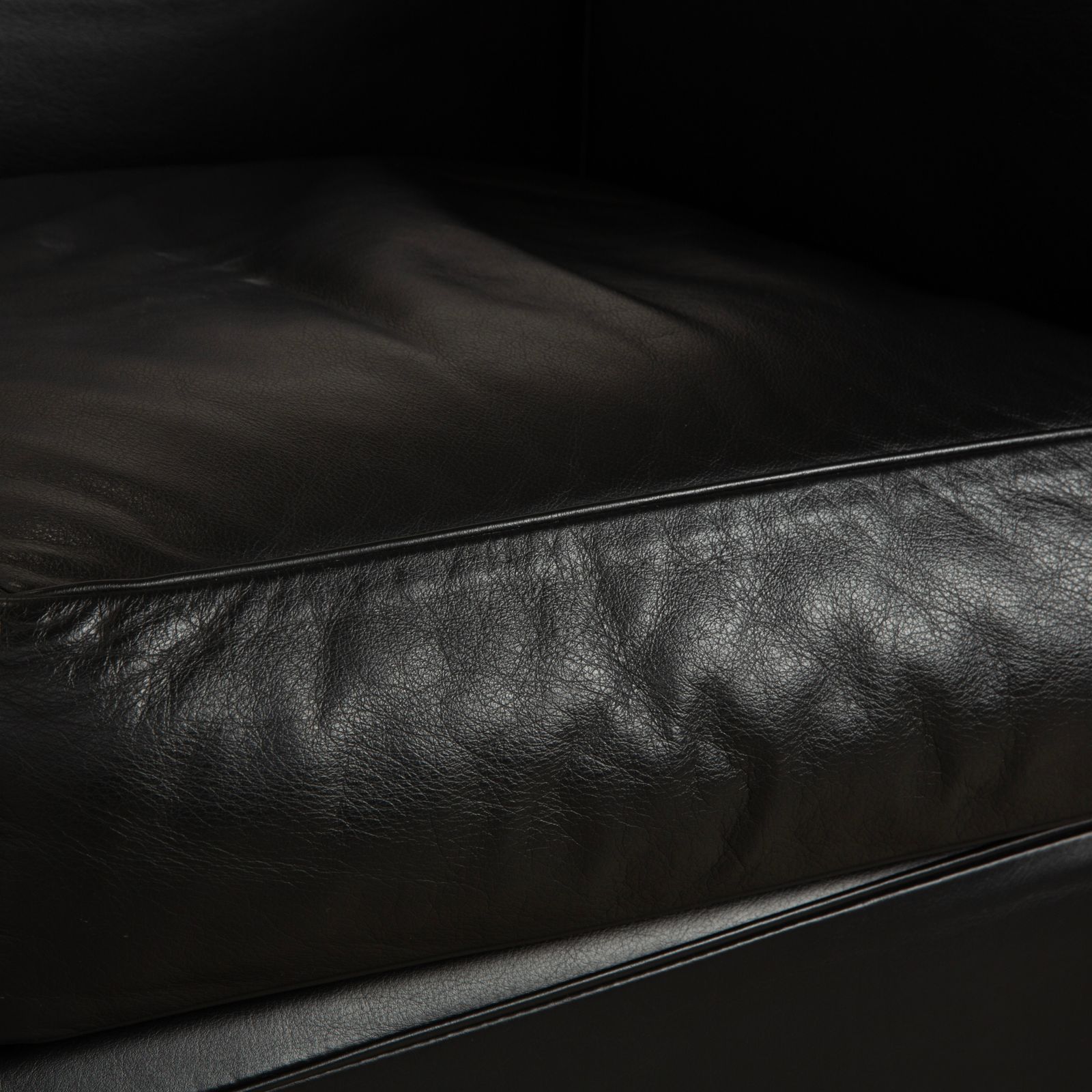 Canapé Cassina LC 2 en cuir noir 2 places, par Le Corbusier, chromé photo Mobilier