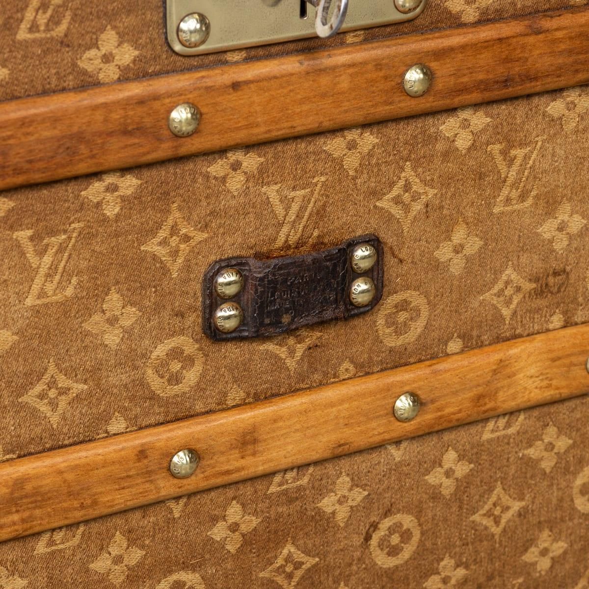 photo vintage Antique 19th Century Louis Vuitton Trunk In Woven Canvas, France C.1890