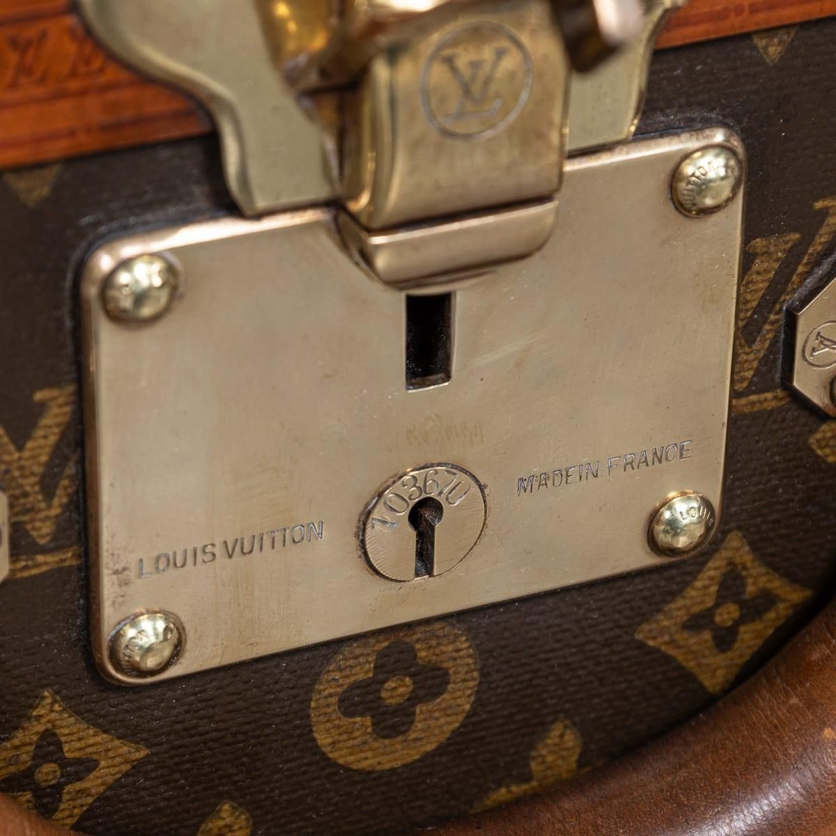 3595.0 20th Century Louis Vuitton Suitcase In Monogram Canvas, France photo