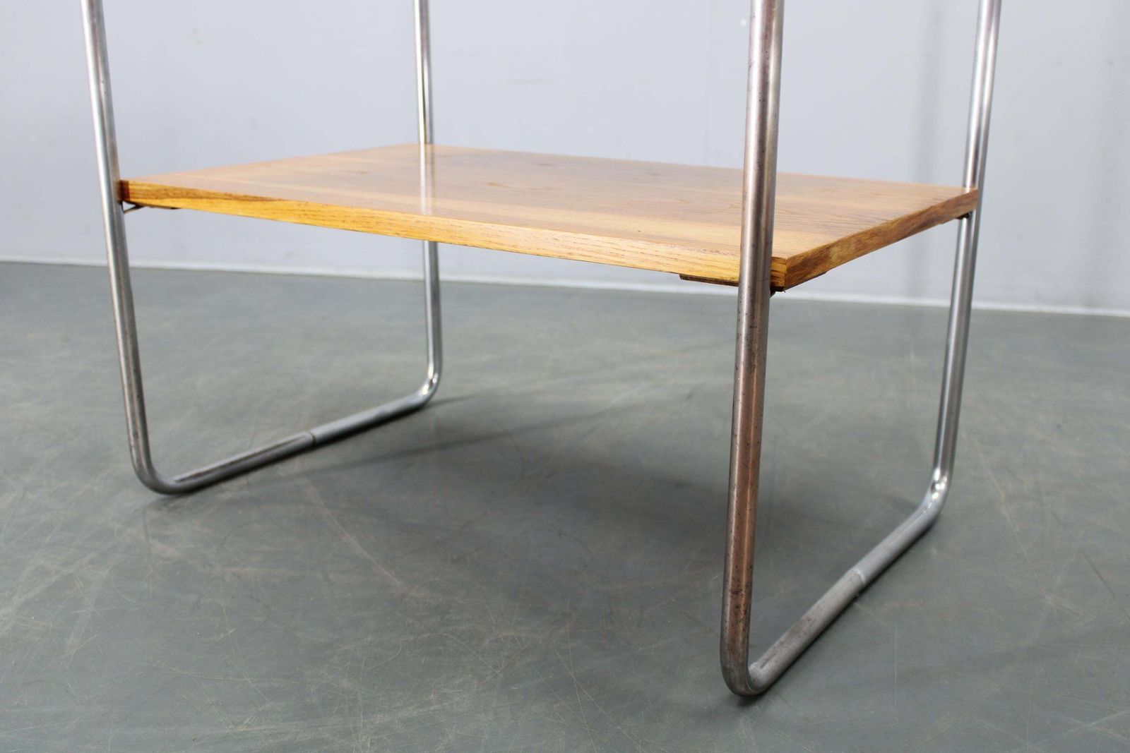 photo vinterior Bauhaus bijzettafel, toegeschreven aan Marcel Breuer, Tsjecho-Slowakije, jaren 1930