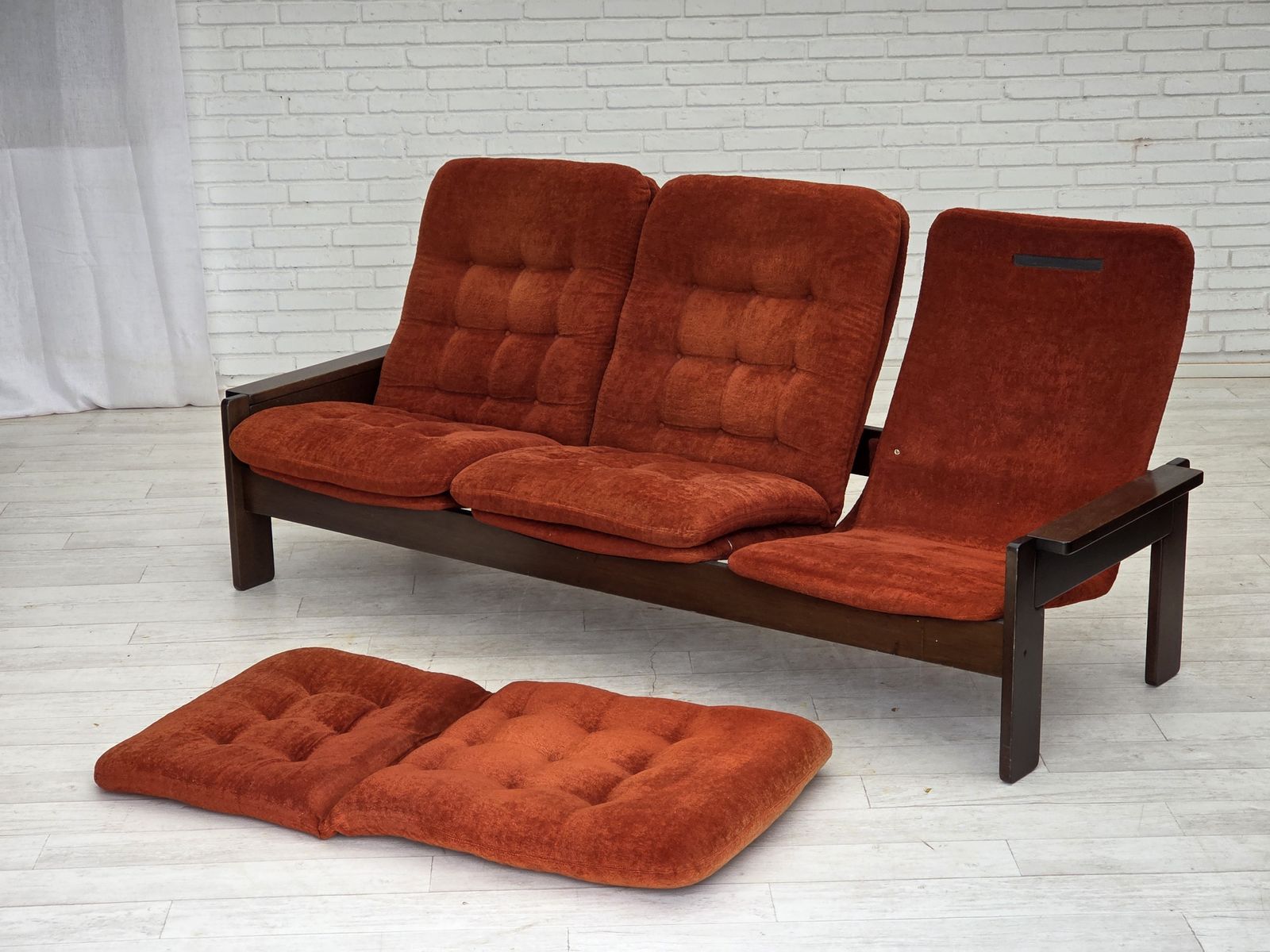 photo vinterior 1970s, 3 Seater Danish Sofa, Orange/Red Furniture Velour, Oak Wood.