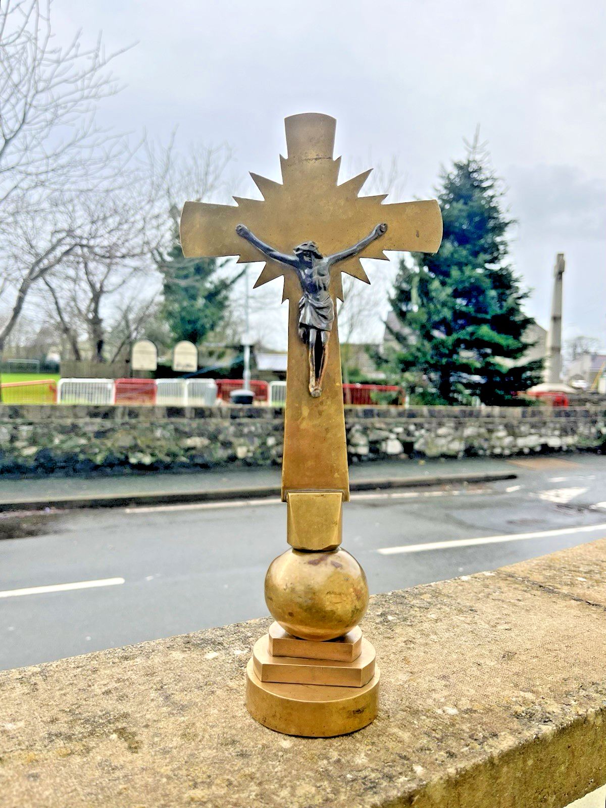 photo vintage Art Deco Brass & Bronze Freestanding Altar Crucifix Church Cross Jesus French ?