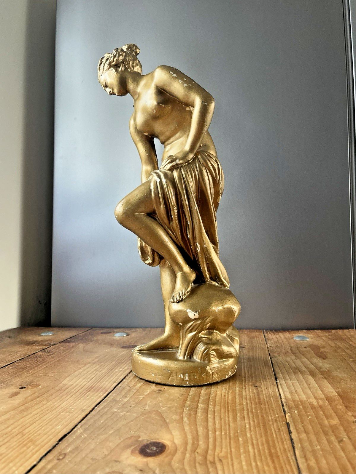 photo vintage Antique French Plaster Chalkware Lady Maiden Bathing Figurine Venus By Allegrain