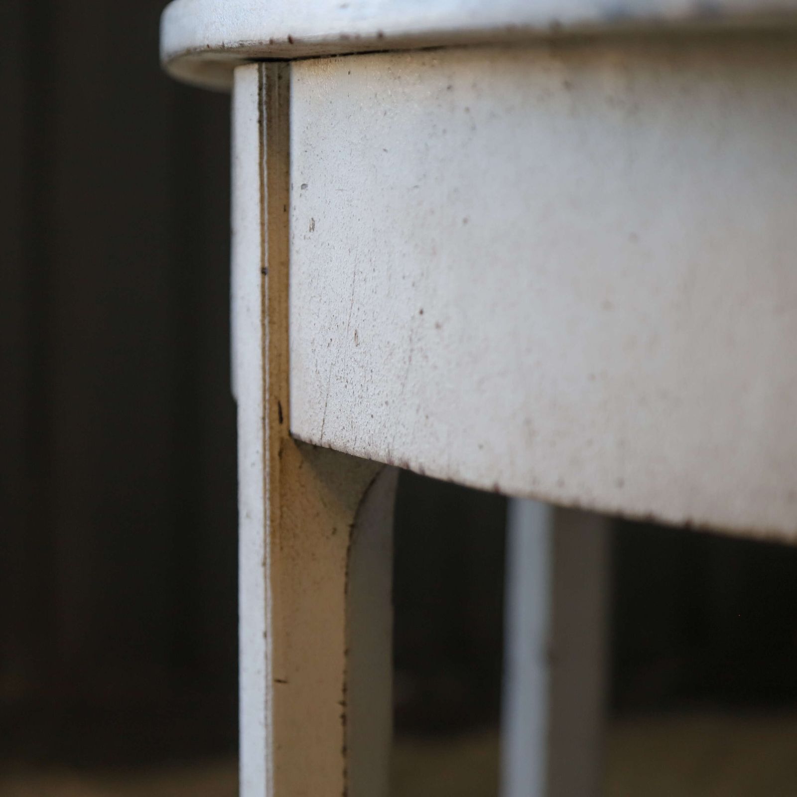 photo vintage ​​​​​​​Pair Of Stylish Antique Georgian Demi Lune Console Tables With Marlborough Legs
