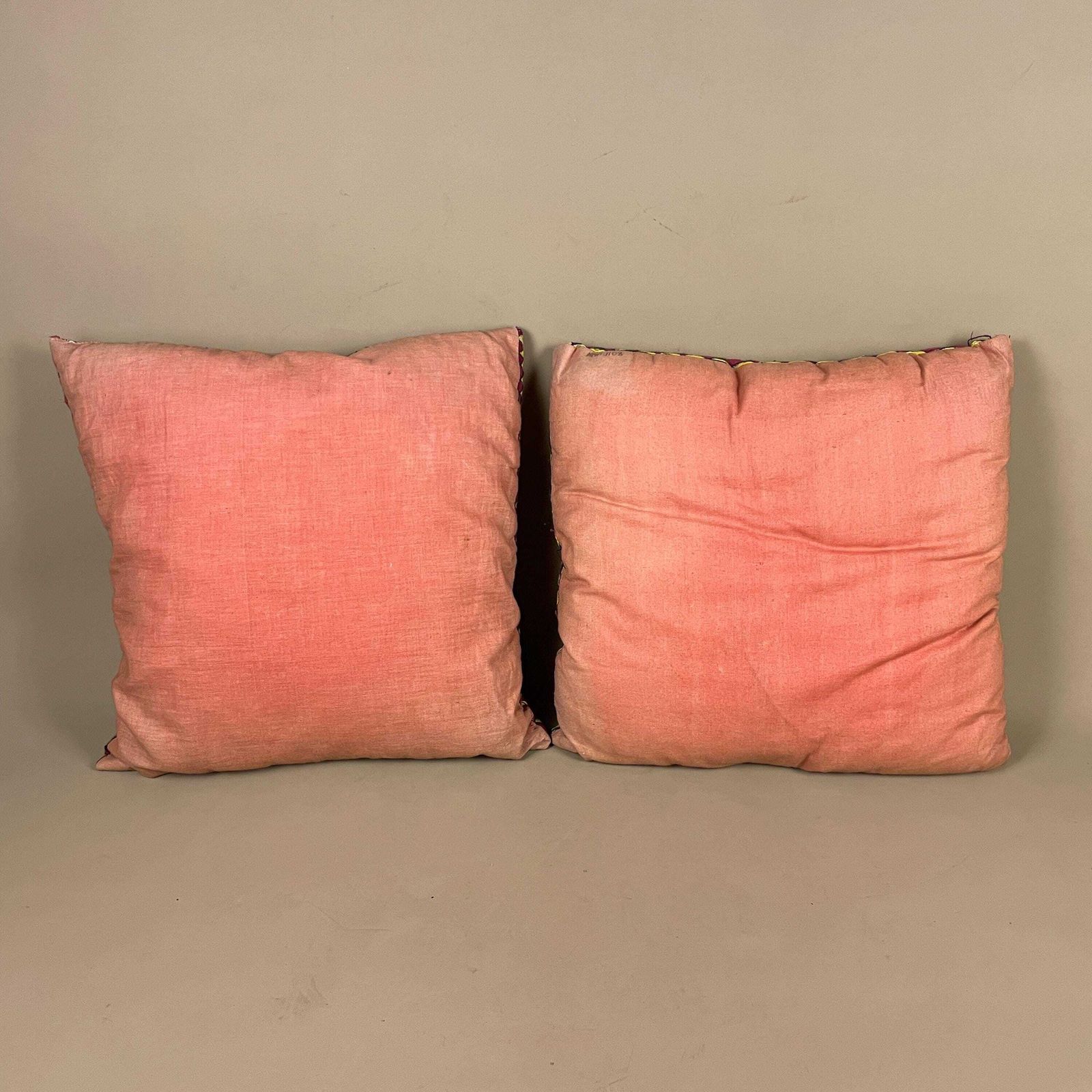 photo vintage Pair Of Antique Indian Traditional Cushions Embroidered Floral Shisha Mirrrorwork Scatter Pillow 40x40cm Square Pattern Handmade Decorative