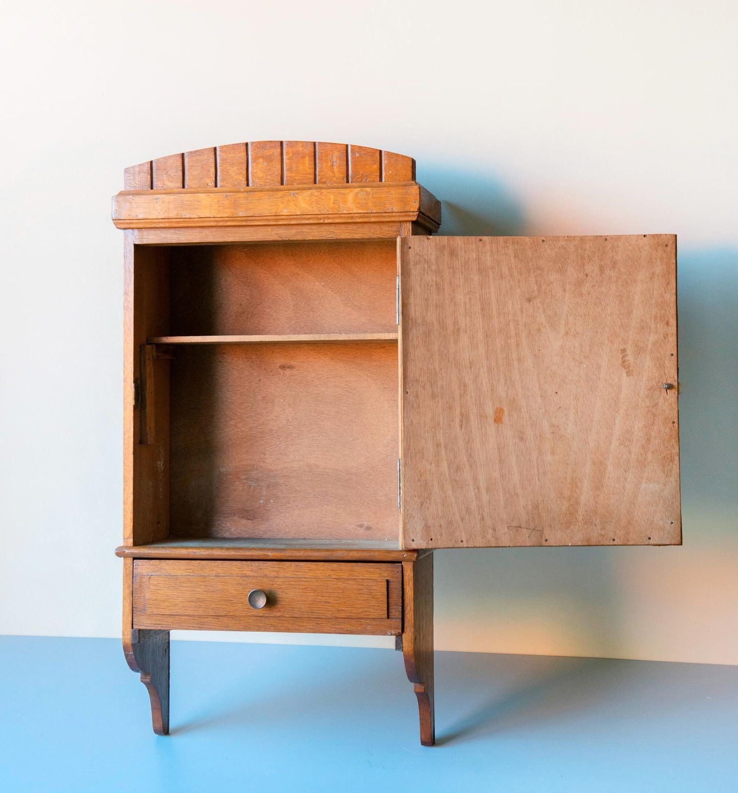 photo furniture Antieke Eikenhouten Medicijnkast Met Spiegel En Lade – Rustiek Frans Badkamerkastje