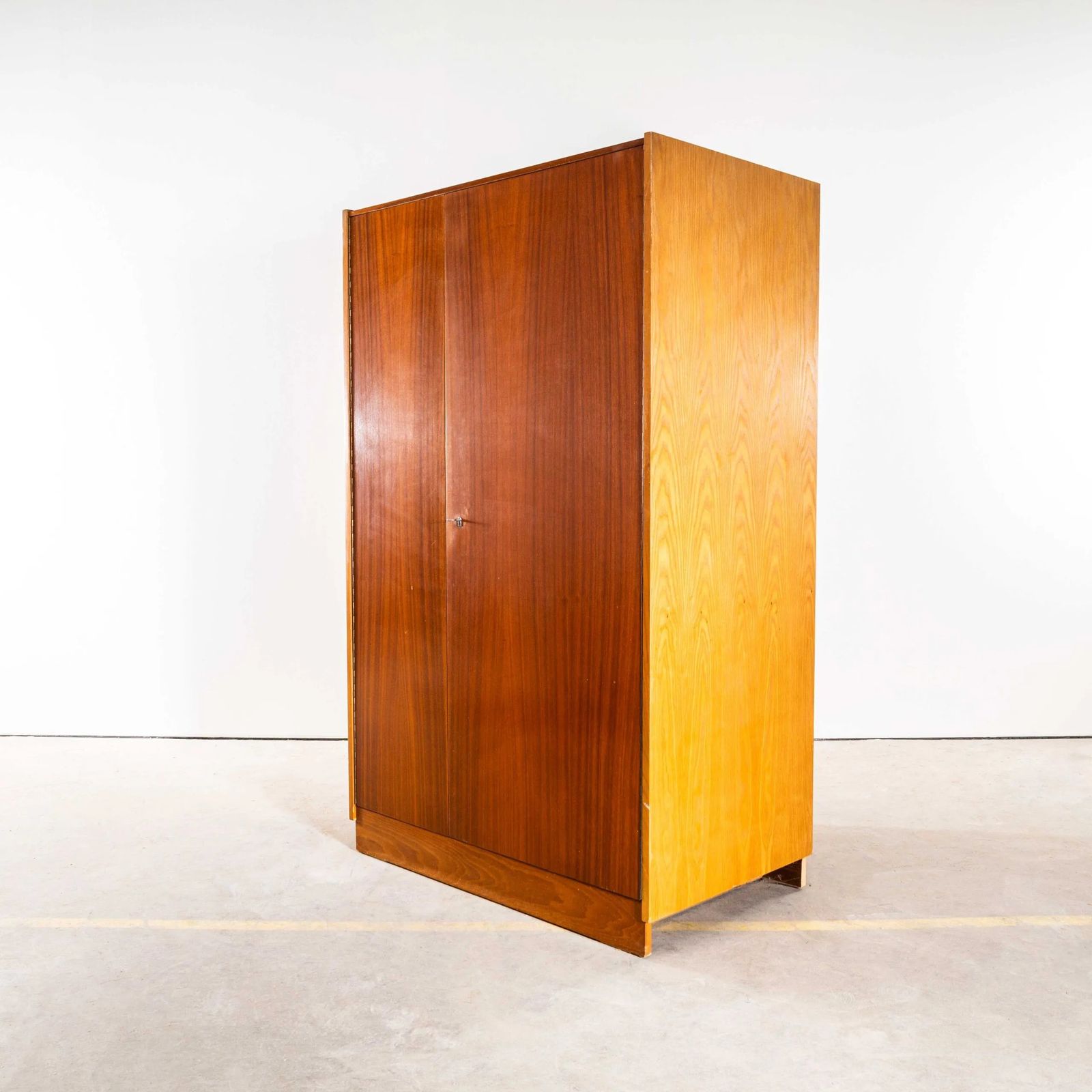 1950’s Large Clean Contemporary Sapele Wardrobe – Up Zavody photo vinterior