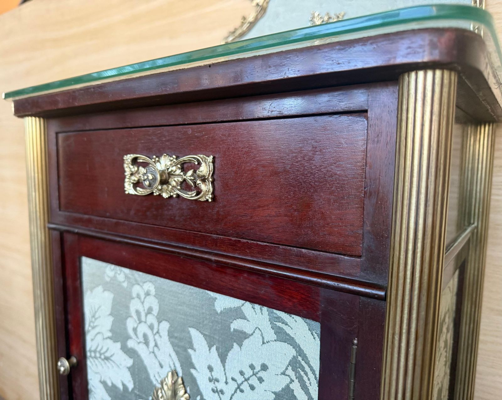 2959.0 Paire de tables de chevet d'époque françaises en acajou, XIXe siècle photo