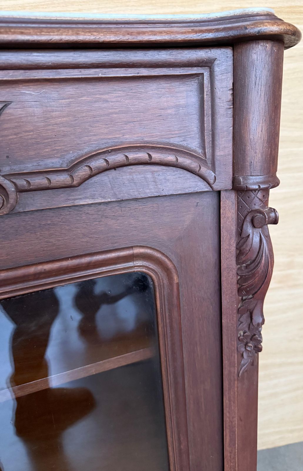 photo furniture Buffet de style Louis XV en bois de cerisier, 2 portes vitrées, tiroir et plateau en marbre, fin du XIXe siècle