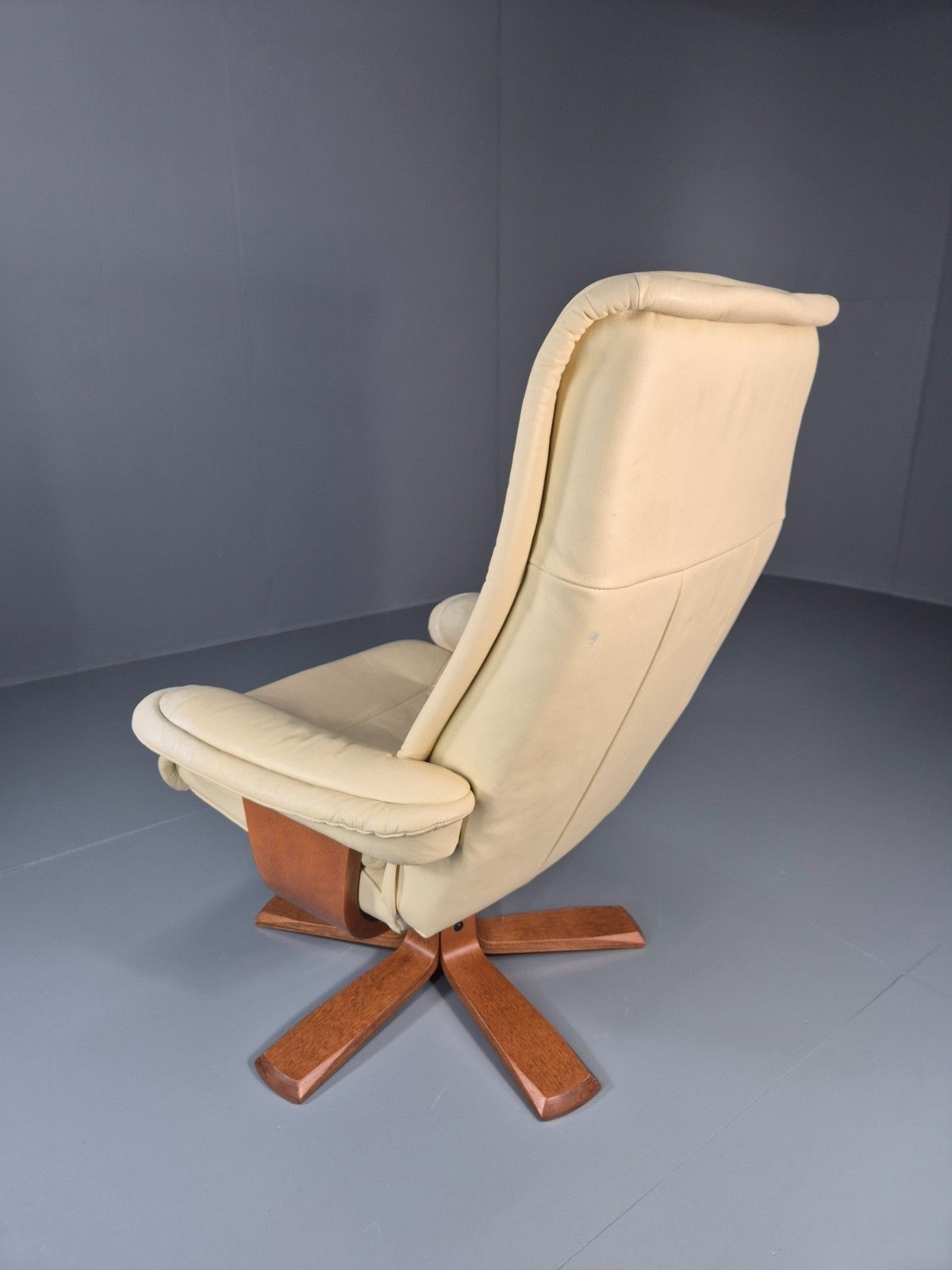 Vintage Swivel Recline Lounge Chair Danish Cream Leather 1990s Eb11433 Mswi photo vintage