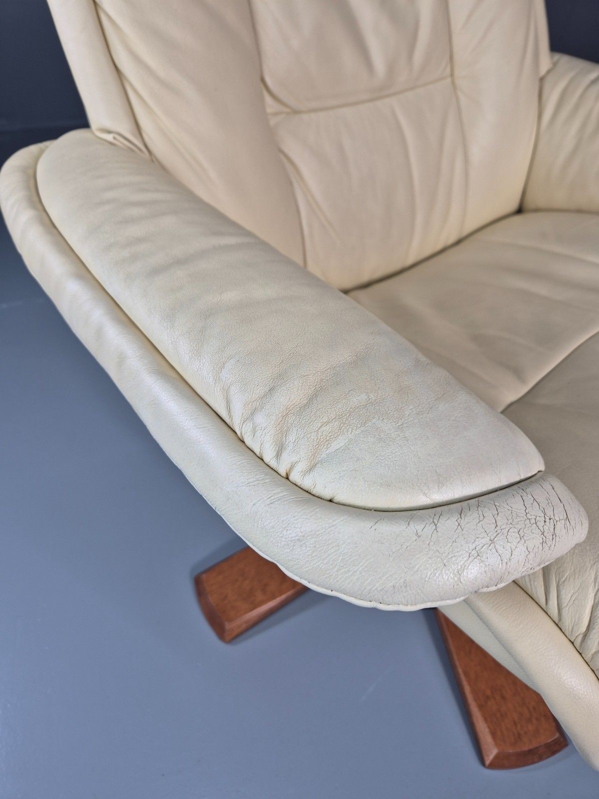 photo buy Vintage Swivel Recline Lounge Chair Danish Cream Leather 1990s Eb11433 Mswi