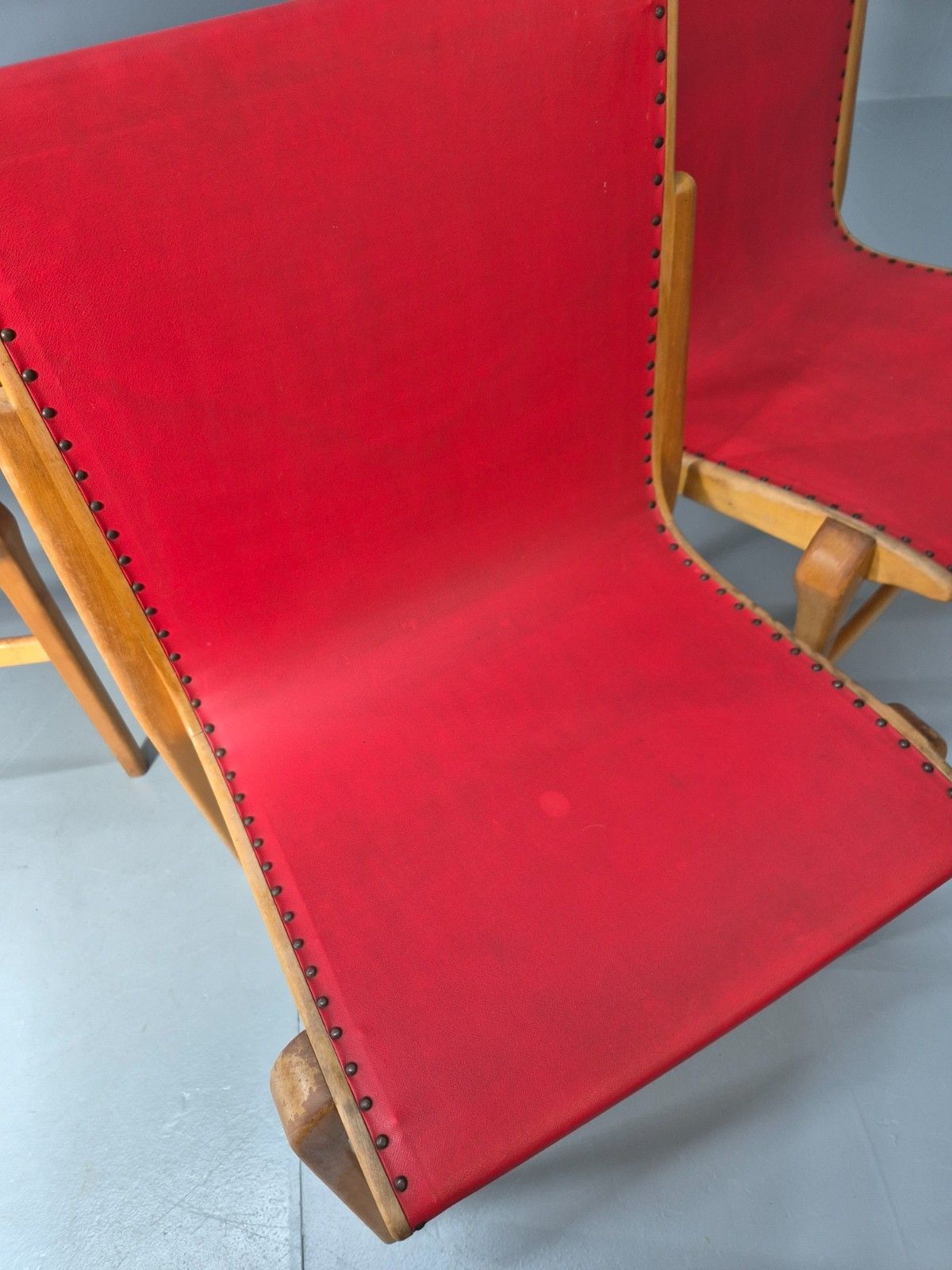 photo vintage 4 Stacking Lounge Chairs 1950s Swedish Red Beech Mid Century Retro Eb11102 Mdin
