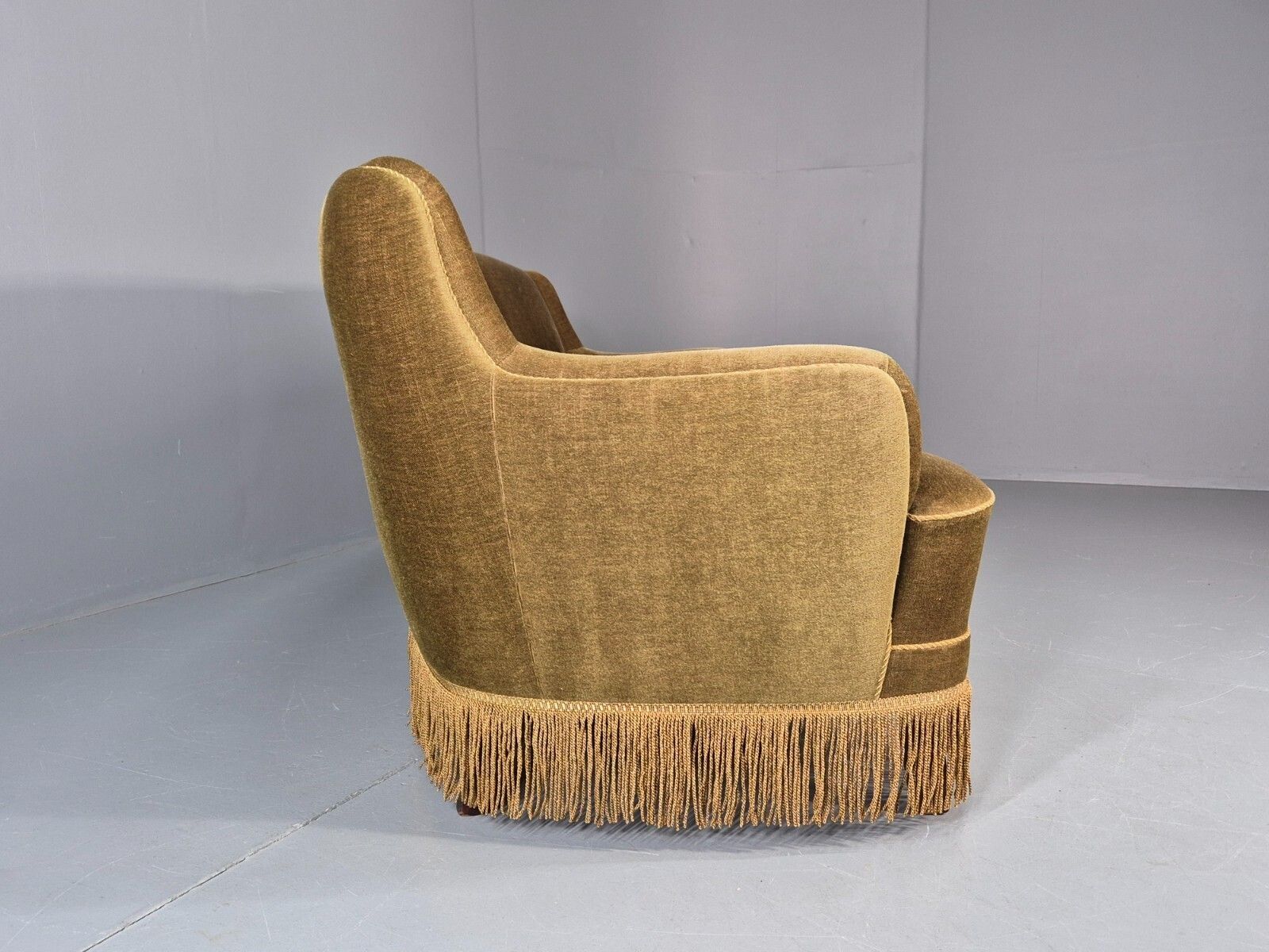 photo vinterior Vintage Danish  Banana Sofa Green Velour Tassels 1960s Retro Mcm  Eb10802 V3ss