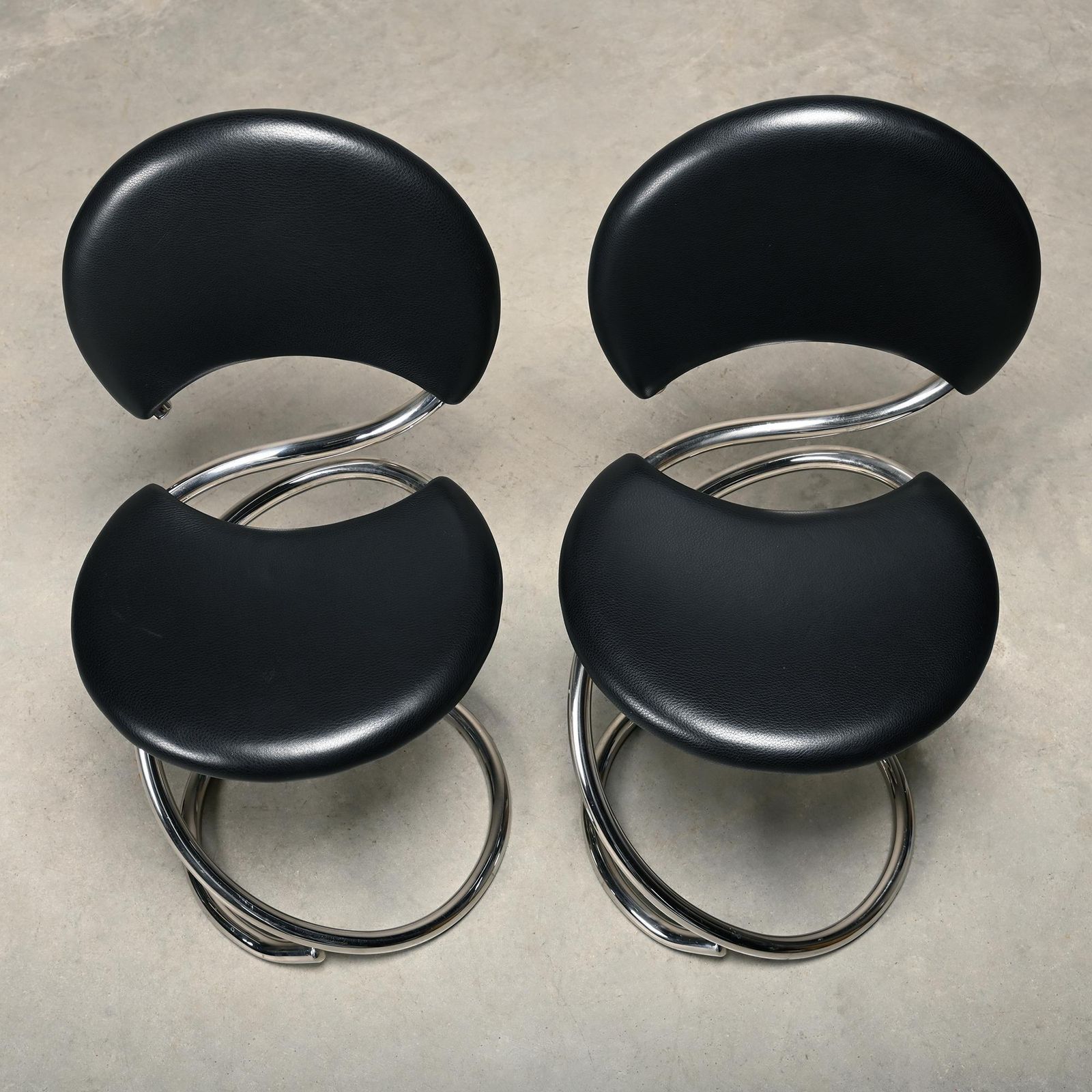 photo furniture Poul Henningsen Snake Chairs, Model Ph 501 In Chrome And Full Black Leather