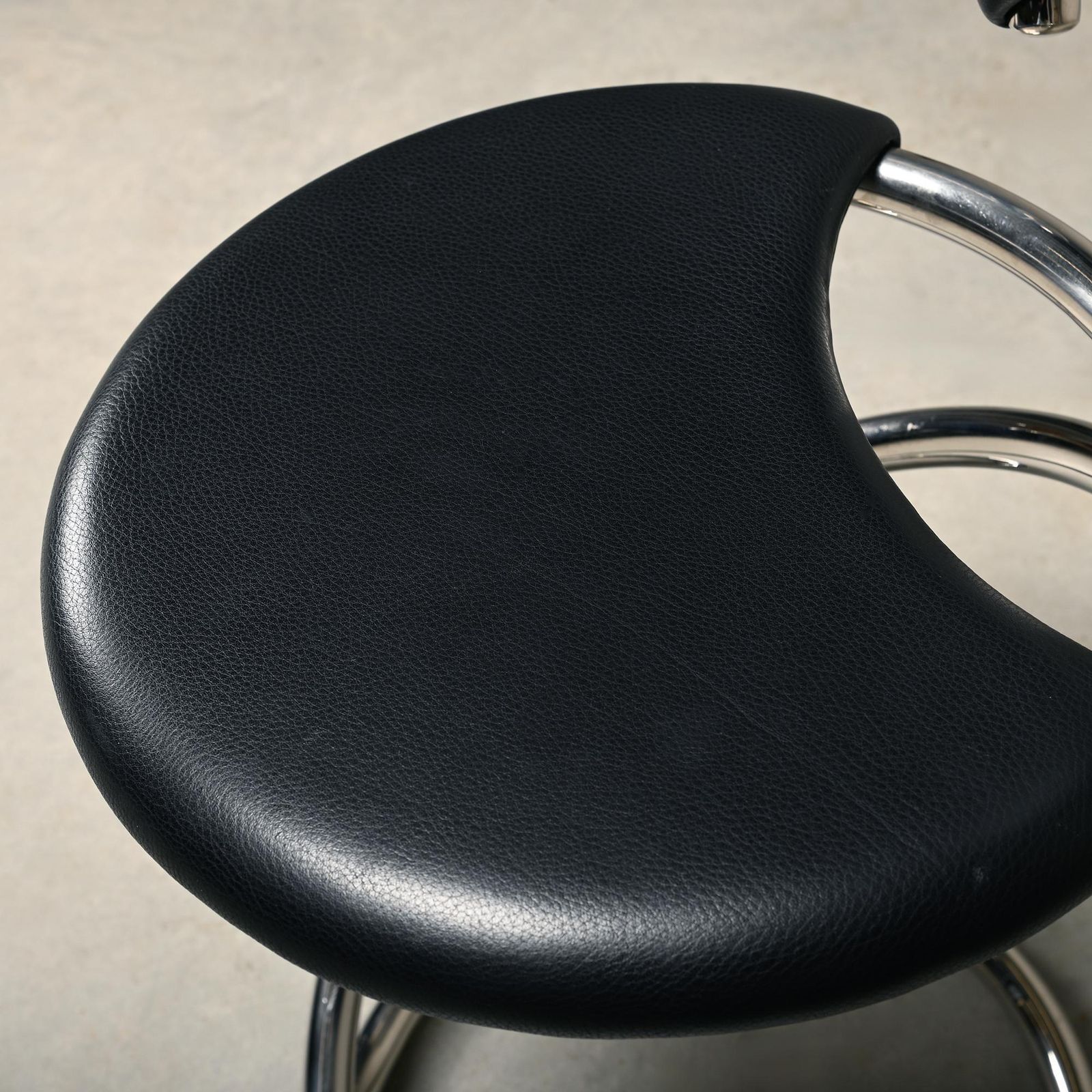 photo vinterior Poul Henningsen Snake Chairs, Model Ph 501 In Chrome And Full Black Leather