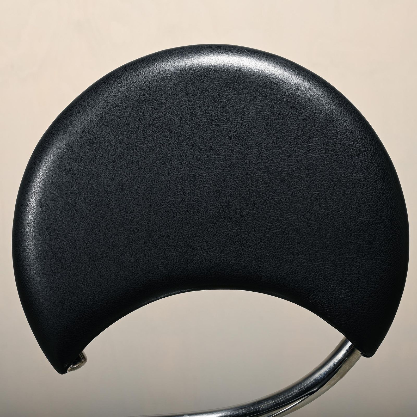 photo buy Poul Henningsen Snake Chairs, Model Ph 501 In Chrome And Full Black Leather