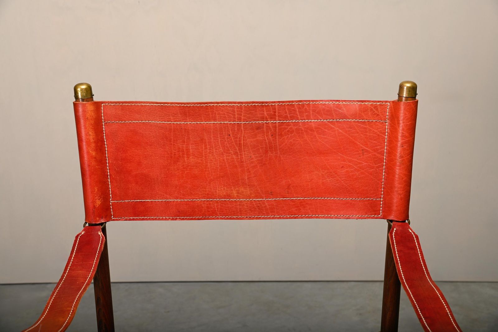 photo furniture Pair Mogens Koch Mk 16 Folding Chair In Oak Wood With Red Leather For Valmazan
