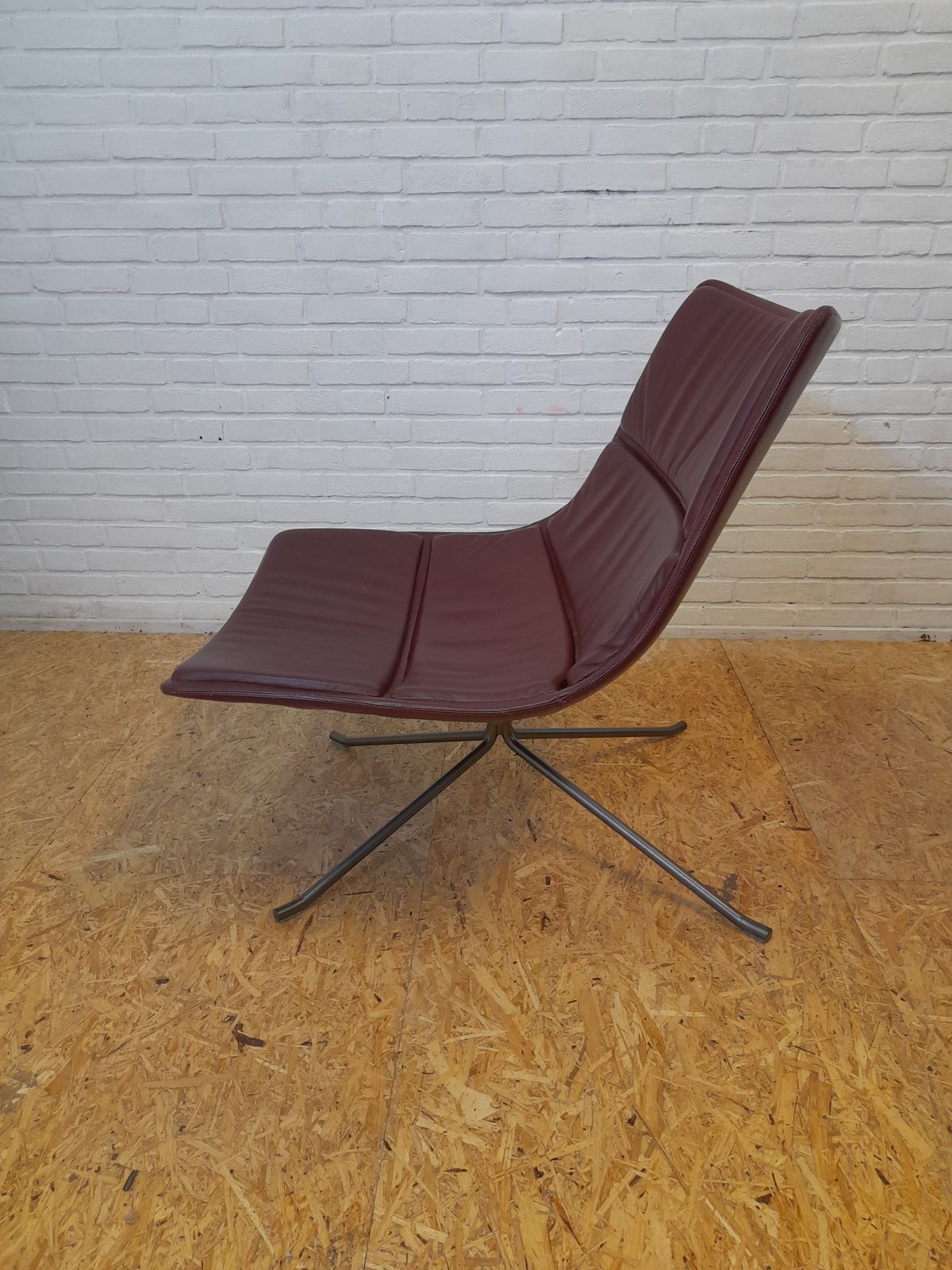 photo furniture Zanotta Pair Of Yuki Loungechairs