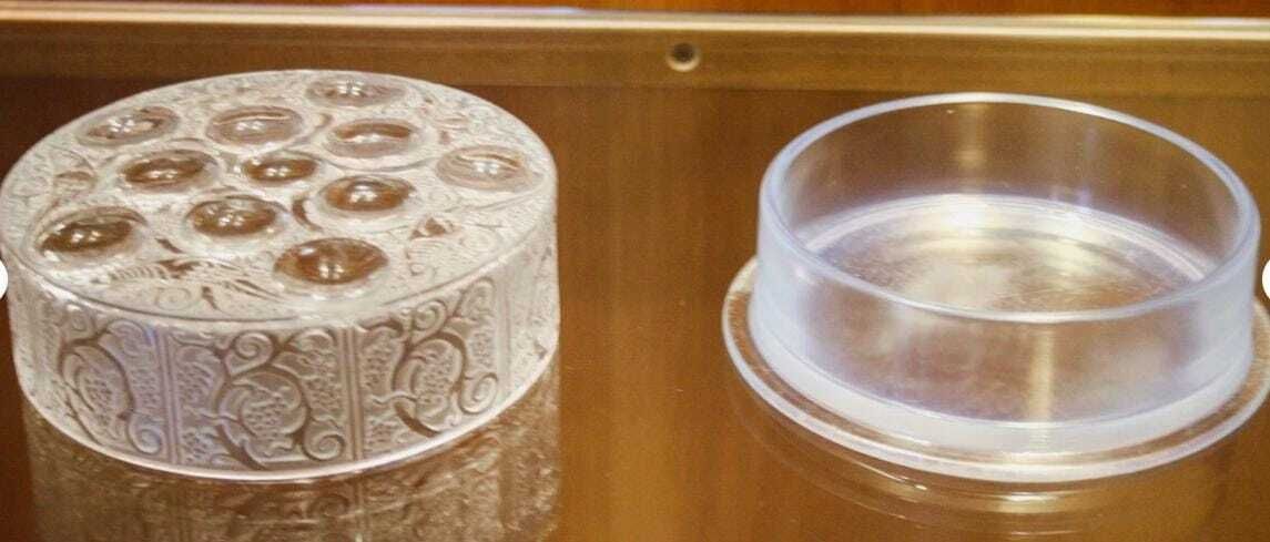 Lalique France Round Glass Box Roger Model 1920s Vintage photo Home Decor