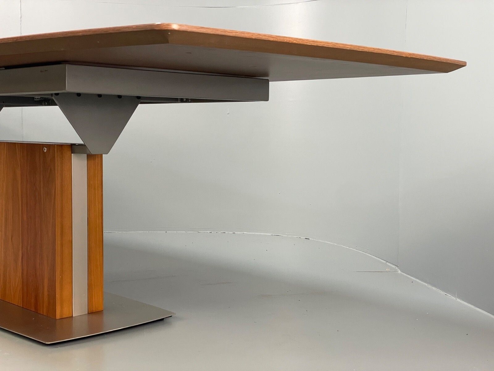 photo vintage Modern Extending Dining Table By Bo Concept Walnut Effect