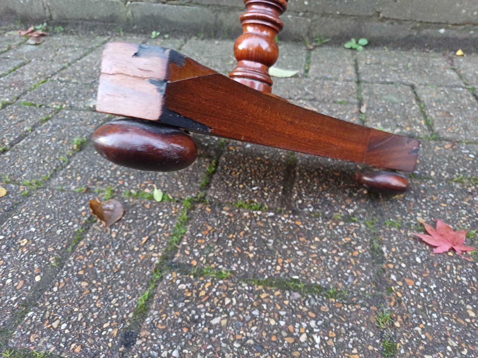 325.0 Large Victorian Mahogany Circular Occasional Table Antique Wine Table Beautiful Grain Stunning Turned Column Bun Feet photo