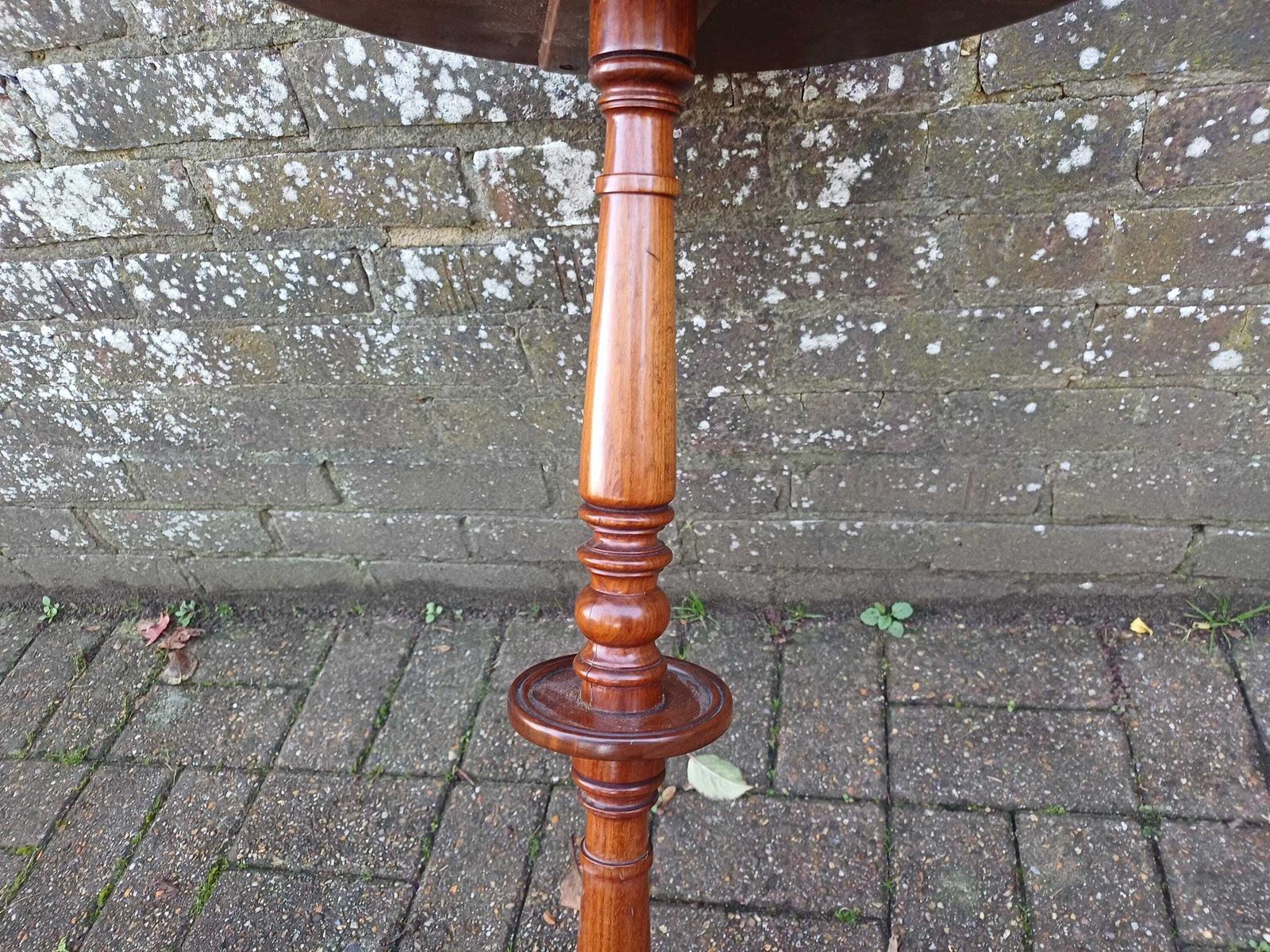 photo vinterior Large Victorian Mahogany Circular Occasional Table Antique Wine Table Beautiful Grain Stunning Turned Column Bun Feet