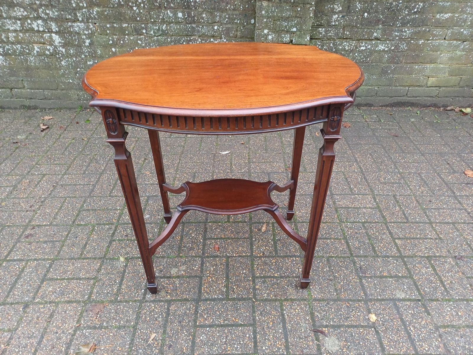 Fine Mahogany Side Table Console Elegant Shaped Top Lower Tier Shelf Antique Style Hall Lamp Table Vintage Carved Detail