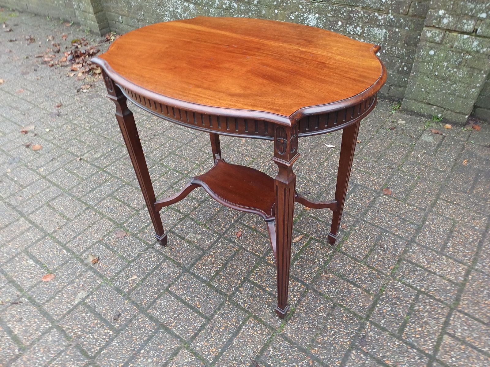 photo vinterior Fine Mahogany Side Table Console Elegant Shaped Top Lower Tier Shelf Antique Style Hall Lamp Table Vintage Carved Detail