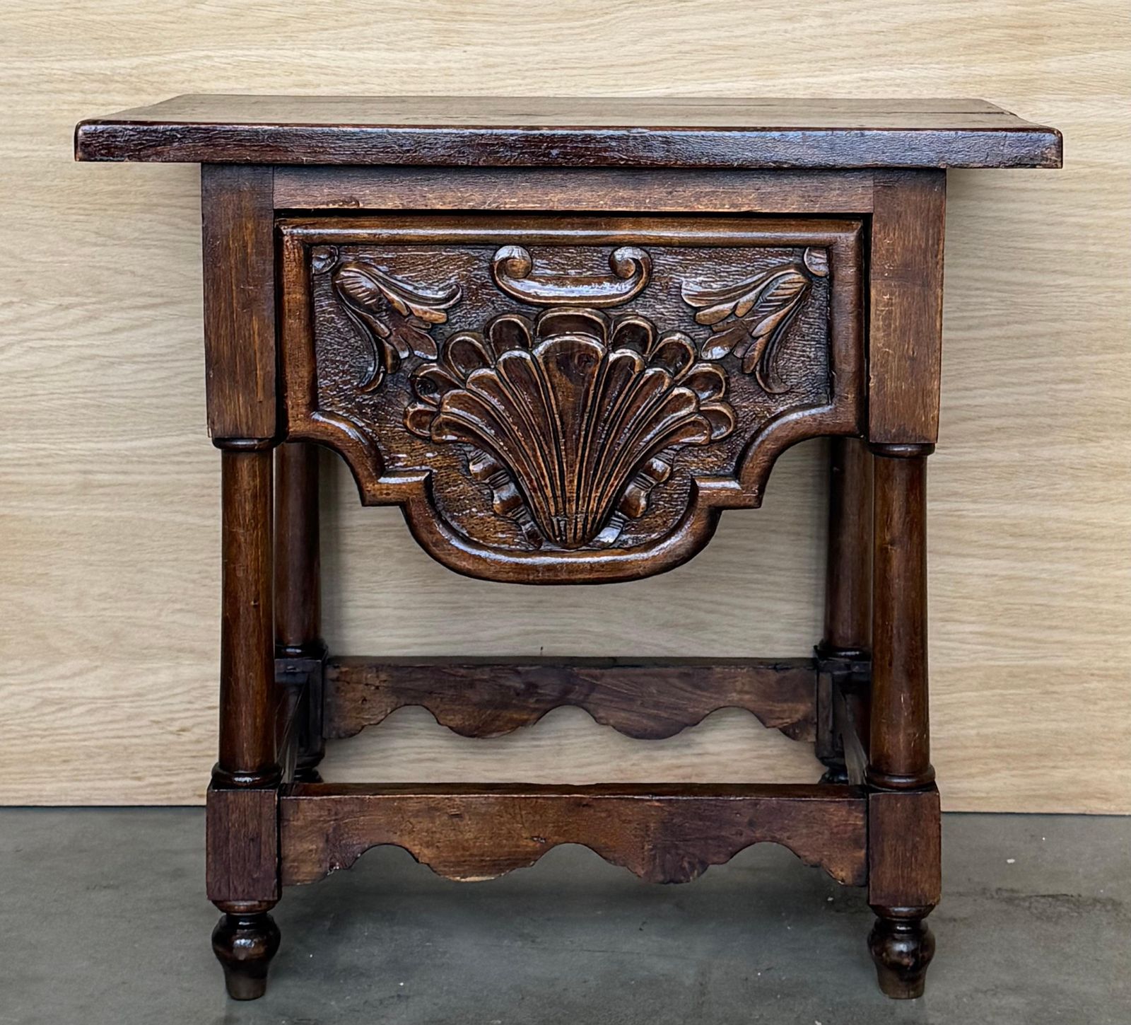 Table d'appoint ou table basse en noyer sculpté, fin du XIXe siècle, avec tiroir photo furniture