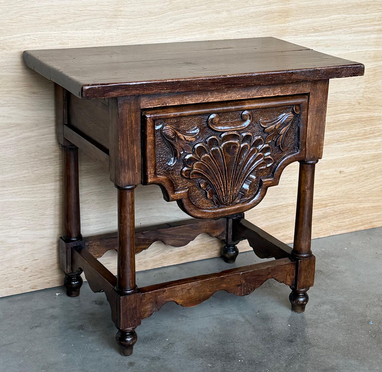 Table d'appoint ou table basse en noyer sculpté, fin du XIXe siècle, avec tiroir photo Mobilier