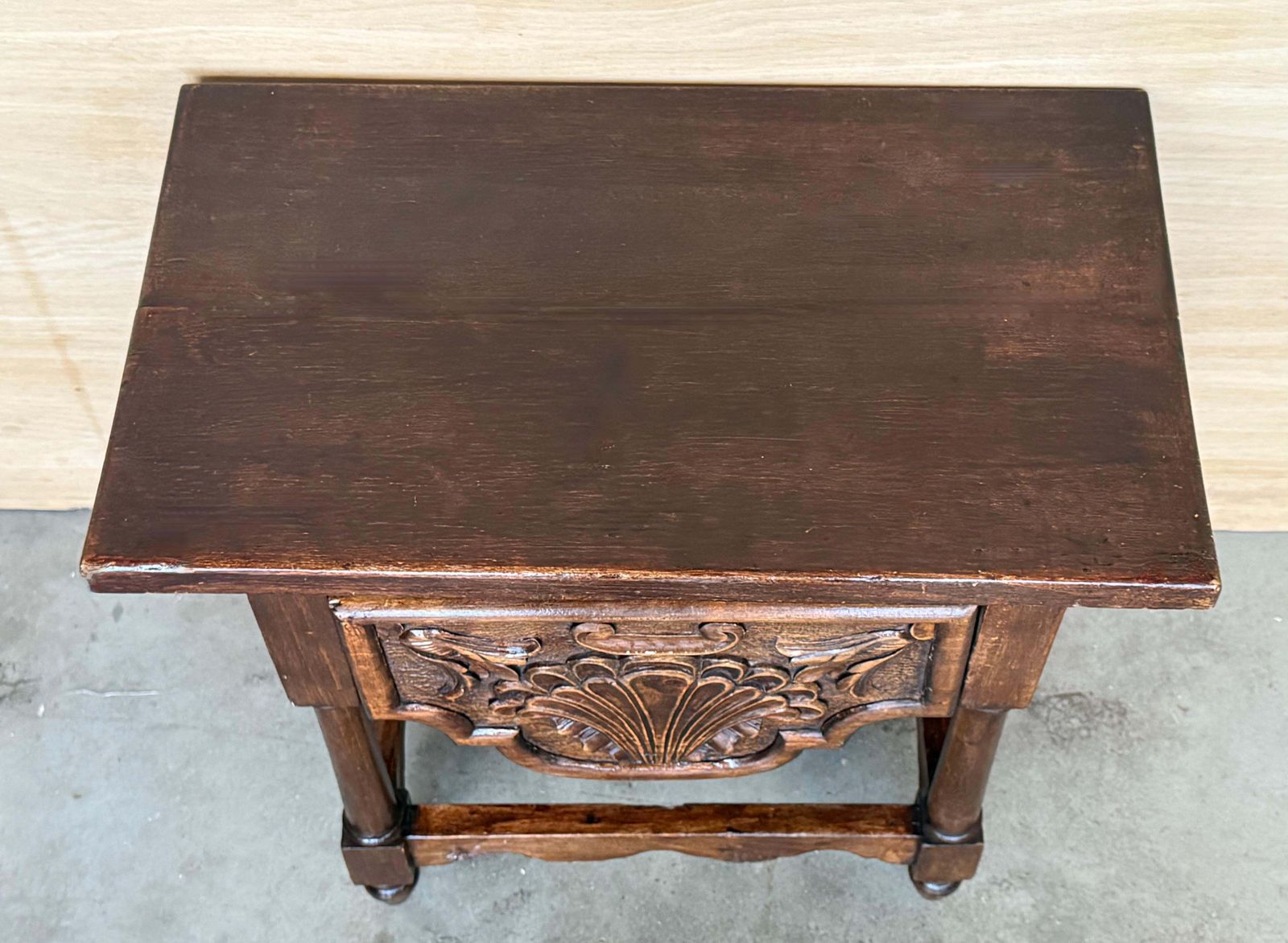 Table d'appoint ou table basse en noyer sculpté, fin du XIXe siècle, avec tiroir photo vinterior