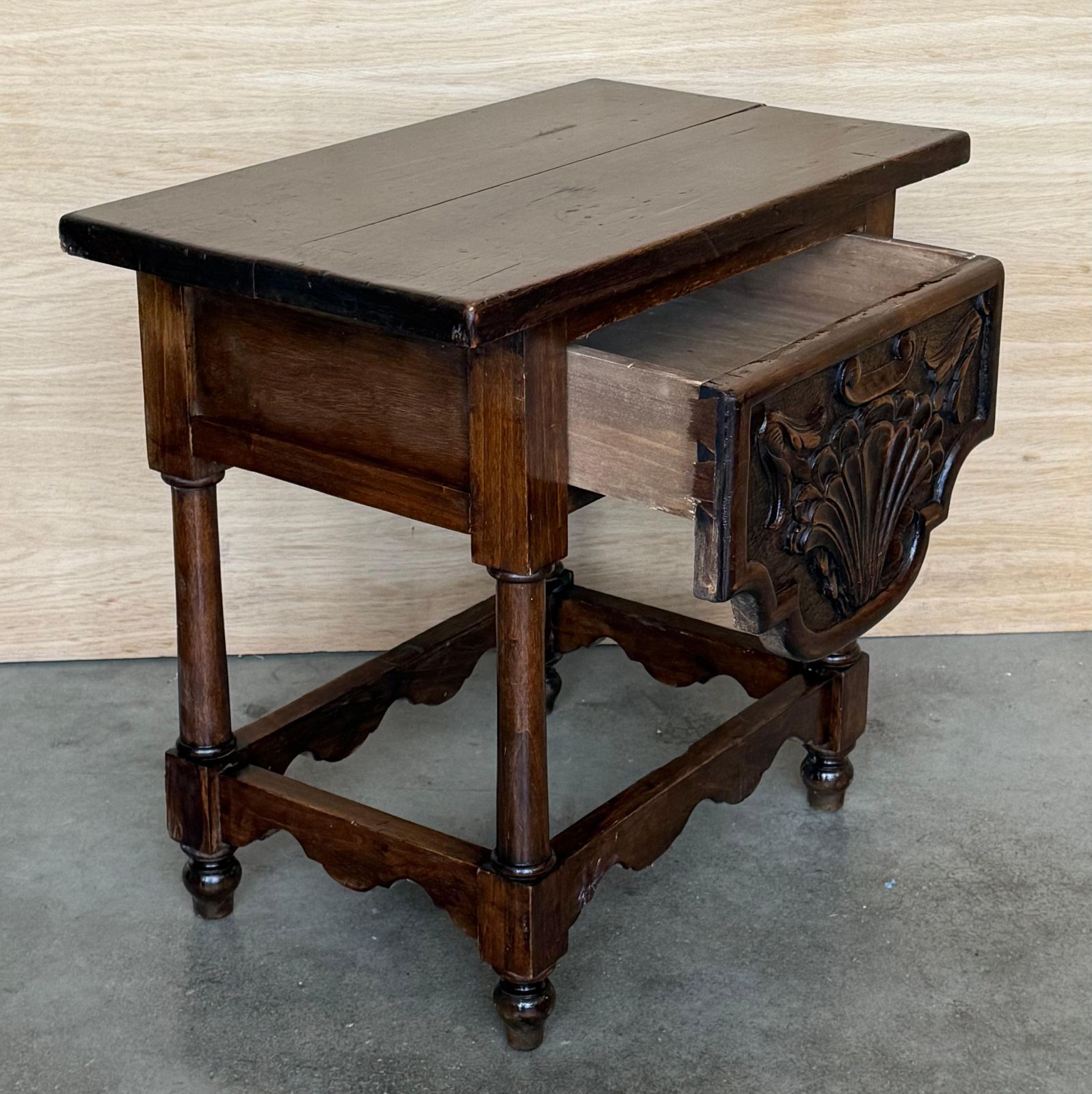 Table d'appoint ou table basse en noyer sculpté, fin du XIXe siècle, avec tiroir photo buy