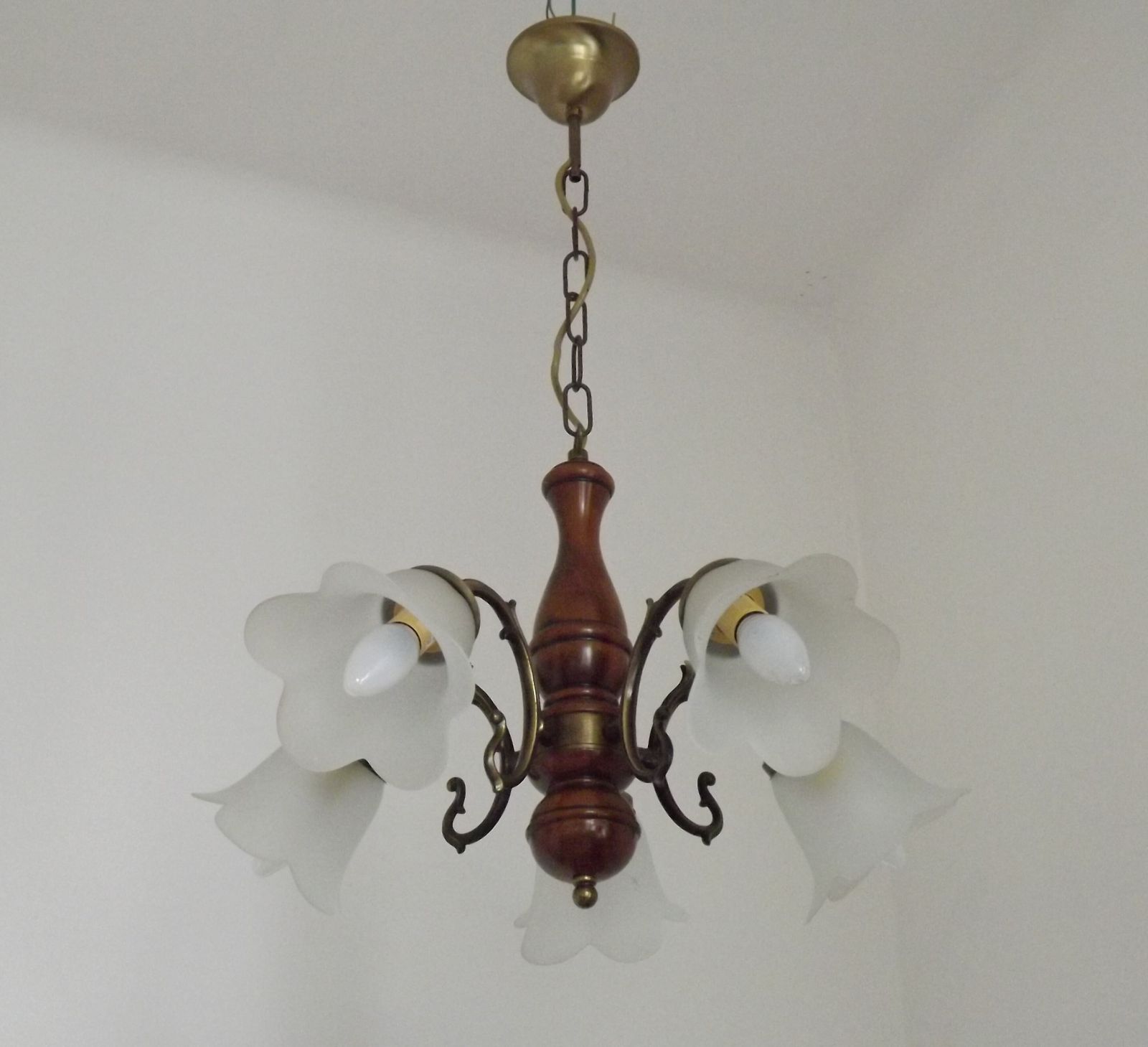 Franse Mid Century Kroonluchter Met 5 Lichtpunten – Brons Effect Metaal & Hout Met Witte Opaalglassen Bloemkappen
