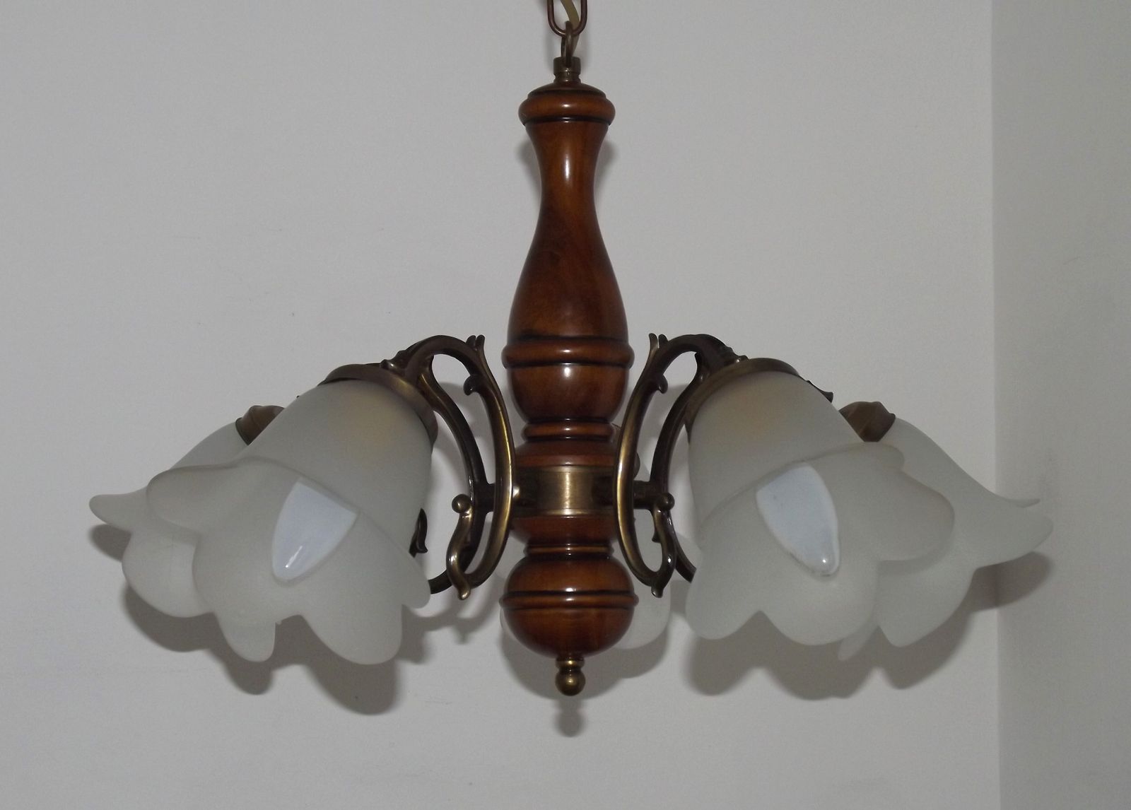 photo buy Lustre français mid-century à 5 lumières en métal effet bronze et bois, abat-jour fleurs en verre opaque blanc