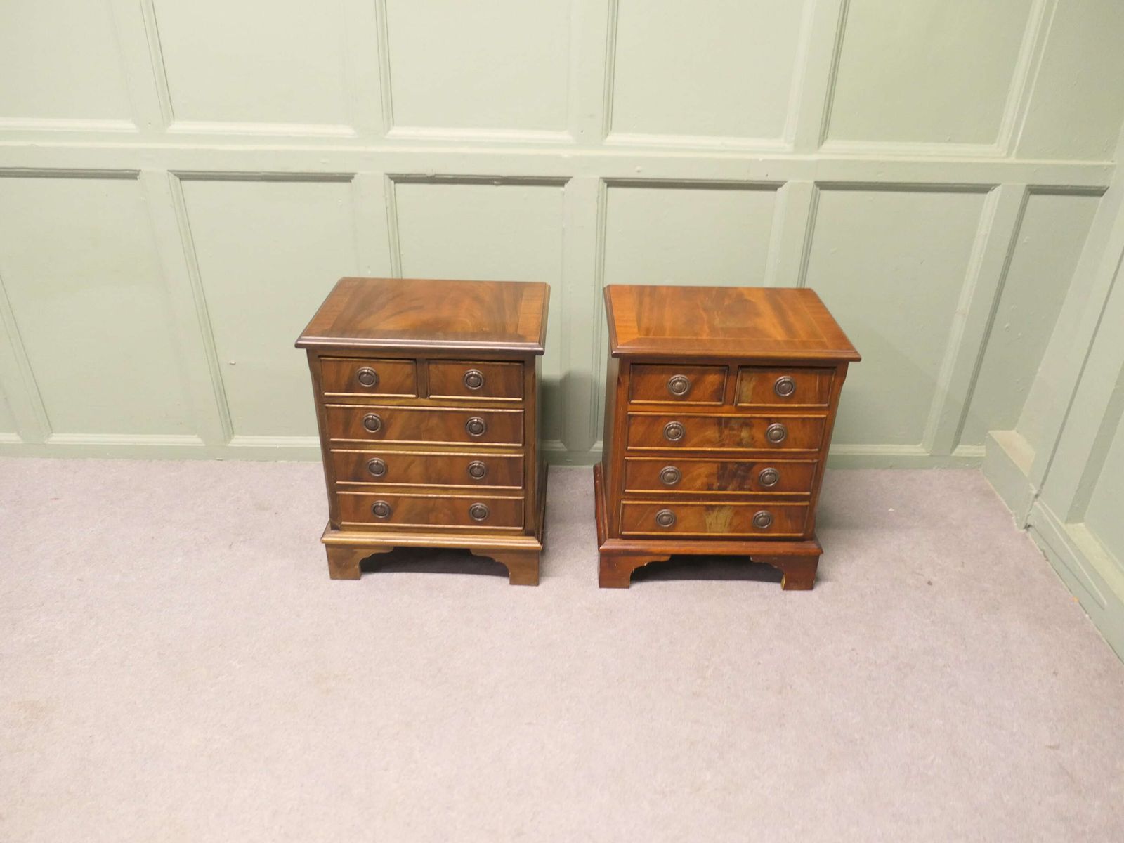 A Pair Of Walnut Bedside Chest Of Drawers photo vinterior