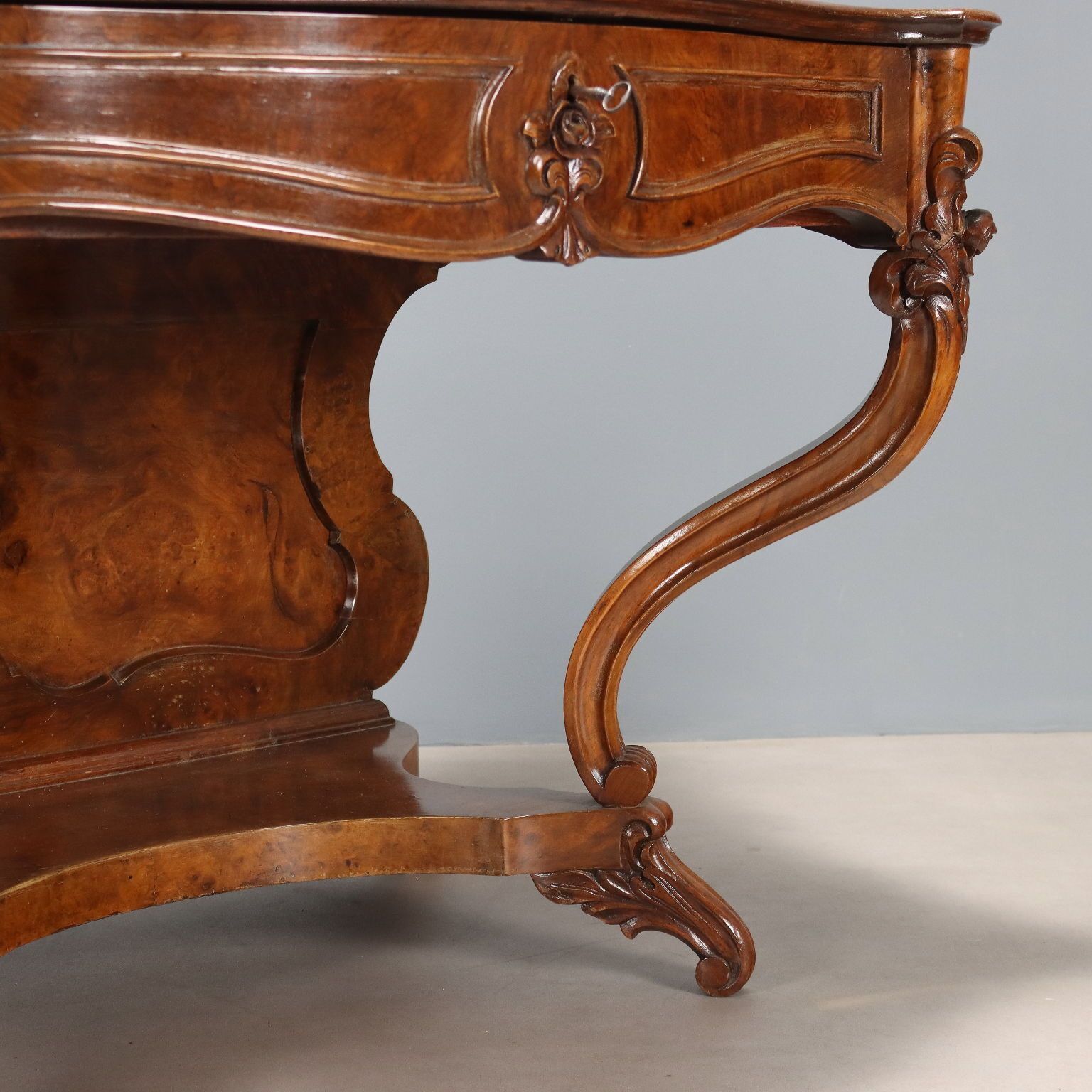 photo furniture Scrittoio Luigi Filippo In Noce E Piuma Di Noce