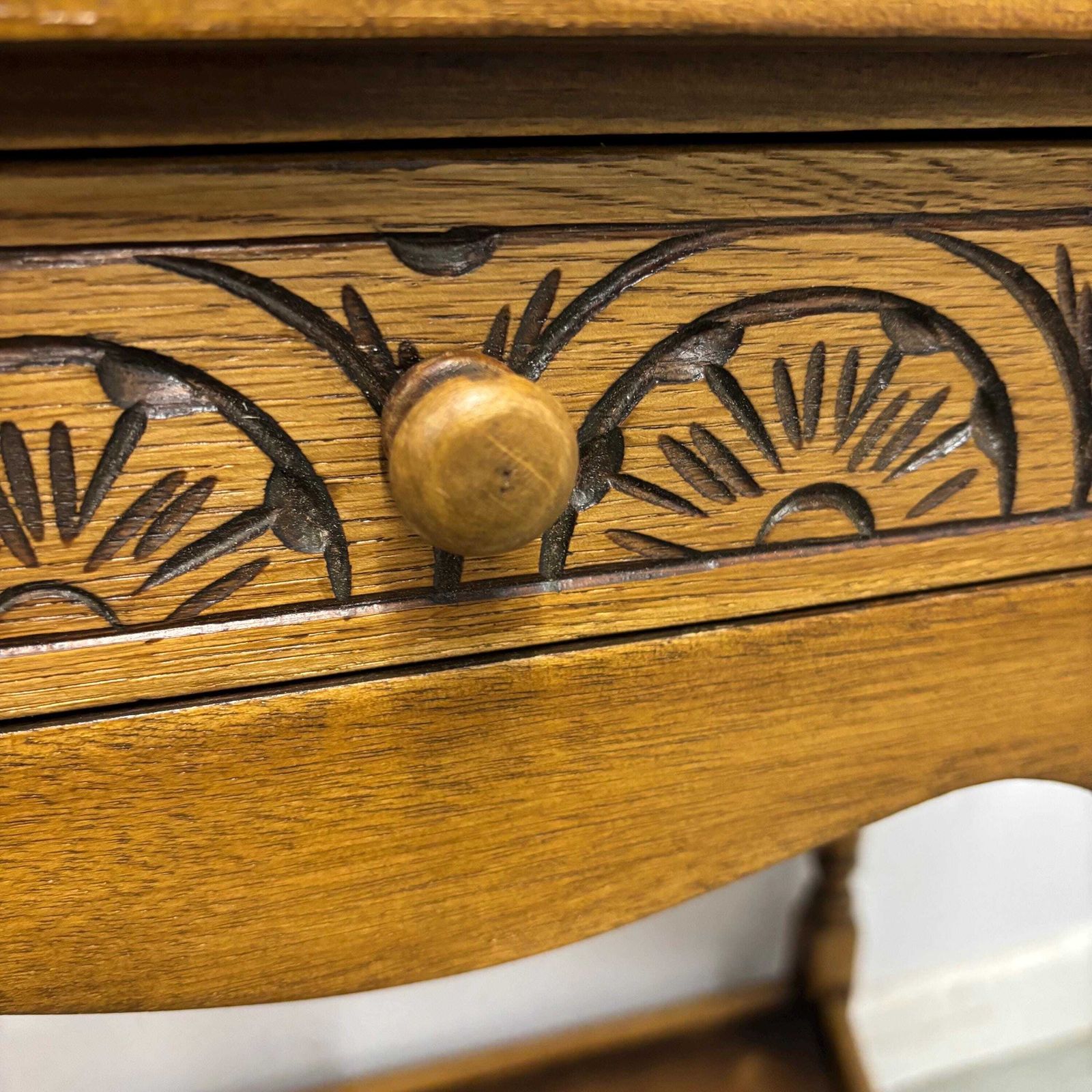 photo vintage Vintage Carved Wooden Side Table With Lower Shelf – Hall Console / Lamp Table