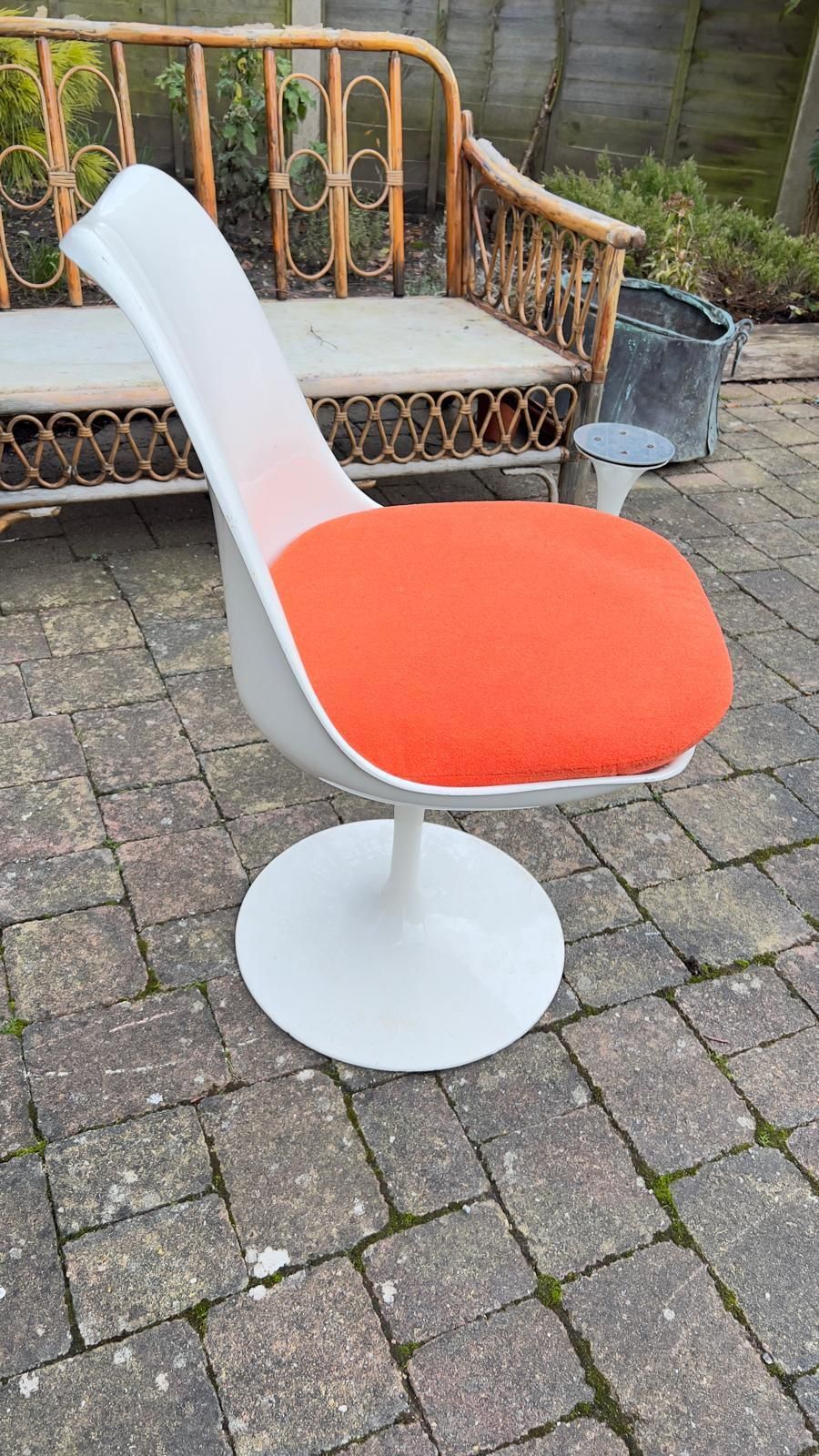 Eero Saarinen Tulip Dining Table, Medium. Full Original Set With 4 Chairs And Orange Cushions photo furniture