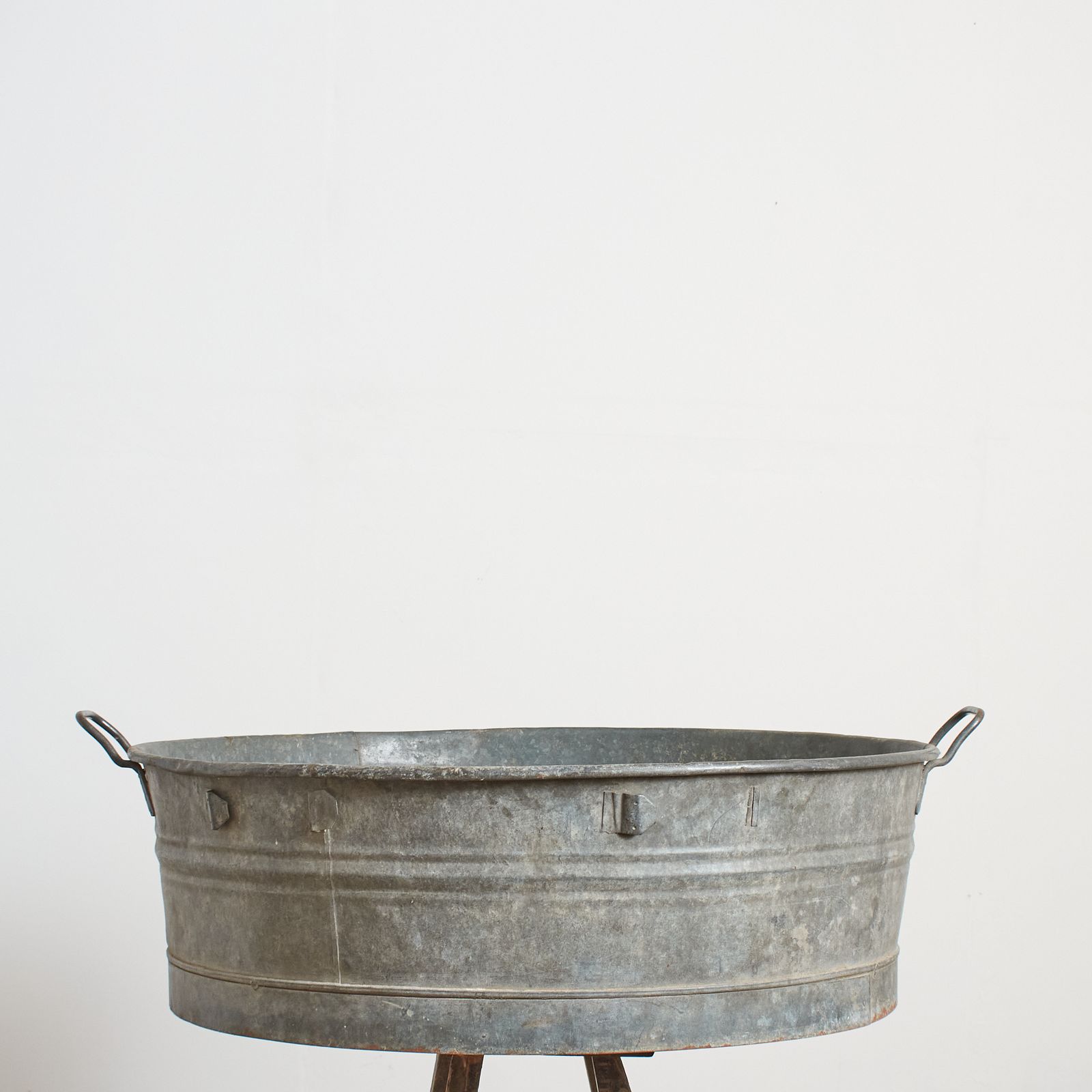 Large Round Vintage Galvanised Zinc Bath Garden Planter  K photo furniture