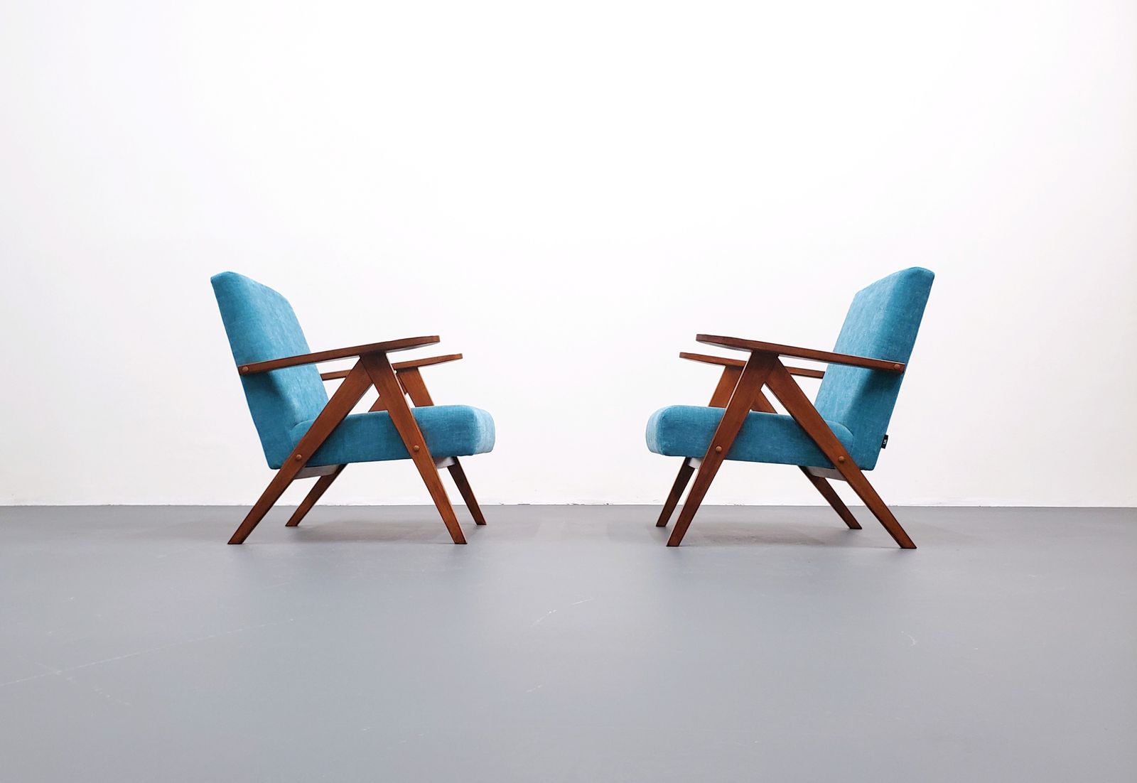 photo furniture One Left   Mid Century Easy Chair Model B   310 Var In Turquoise