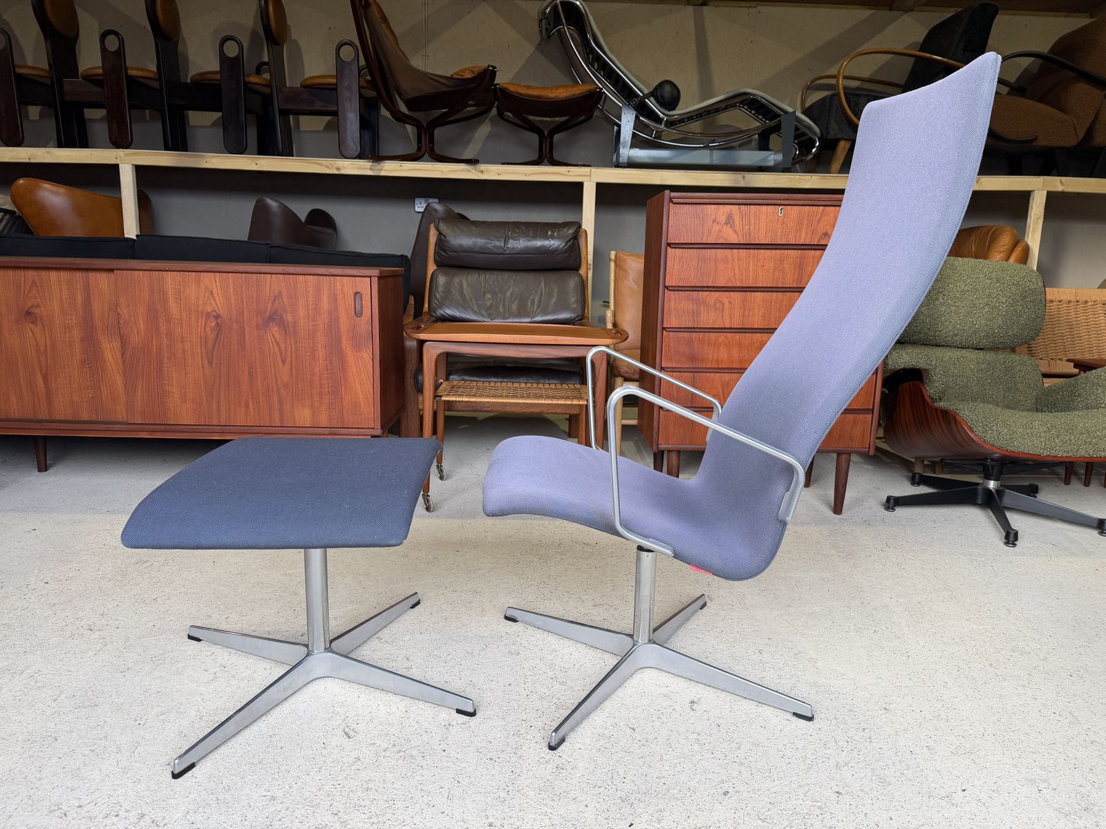 Oxford Swivel Lounge Chair And Footstool By Arne Jacobsen For Fritz Hansen photo 854.0