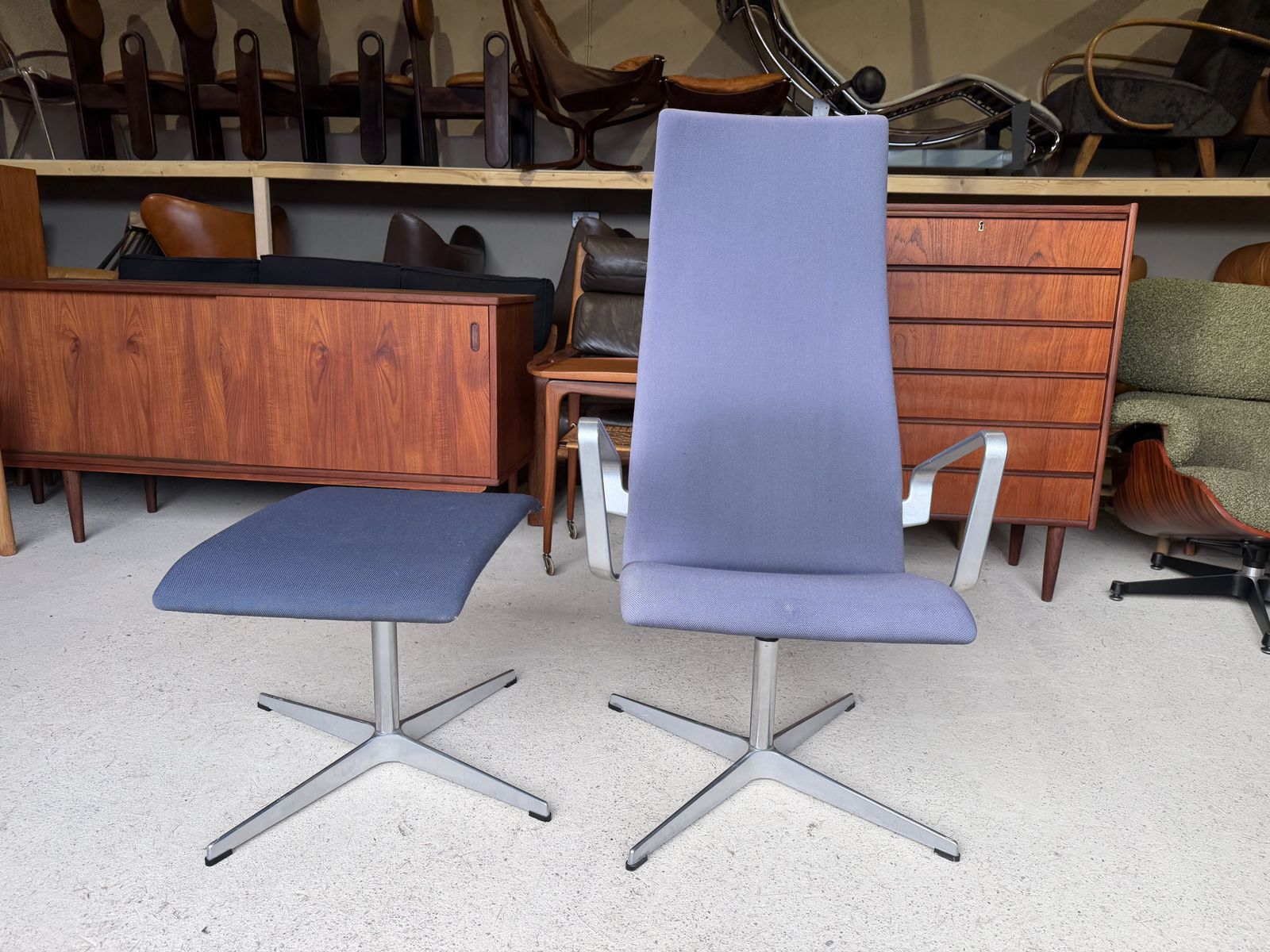 photo vinterior Oxford Swivel Lounge Chair And Footstool By Arne Jacobsen For Fritz Hansen