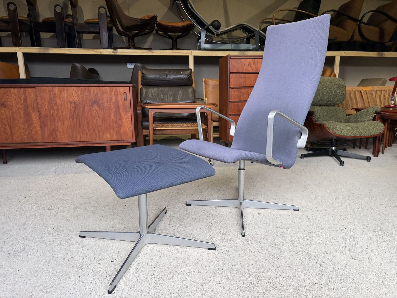 photo vintage Oxford Swivel Lounge Chair And Footstool By Arne Jacobsen For Fritz Hansen