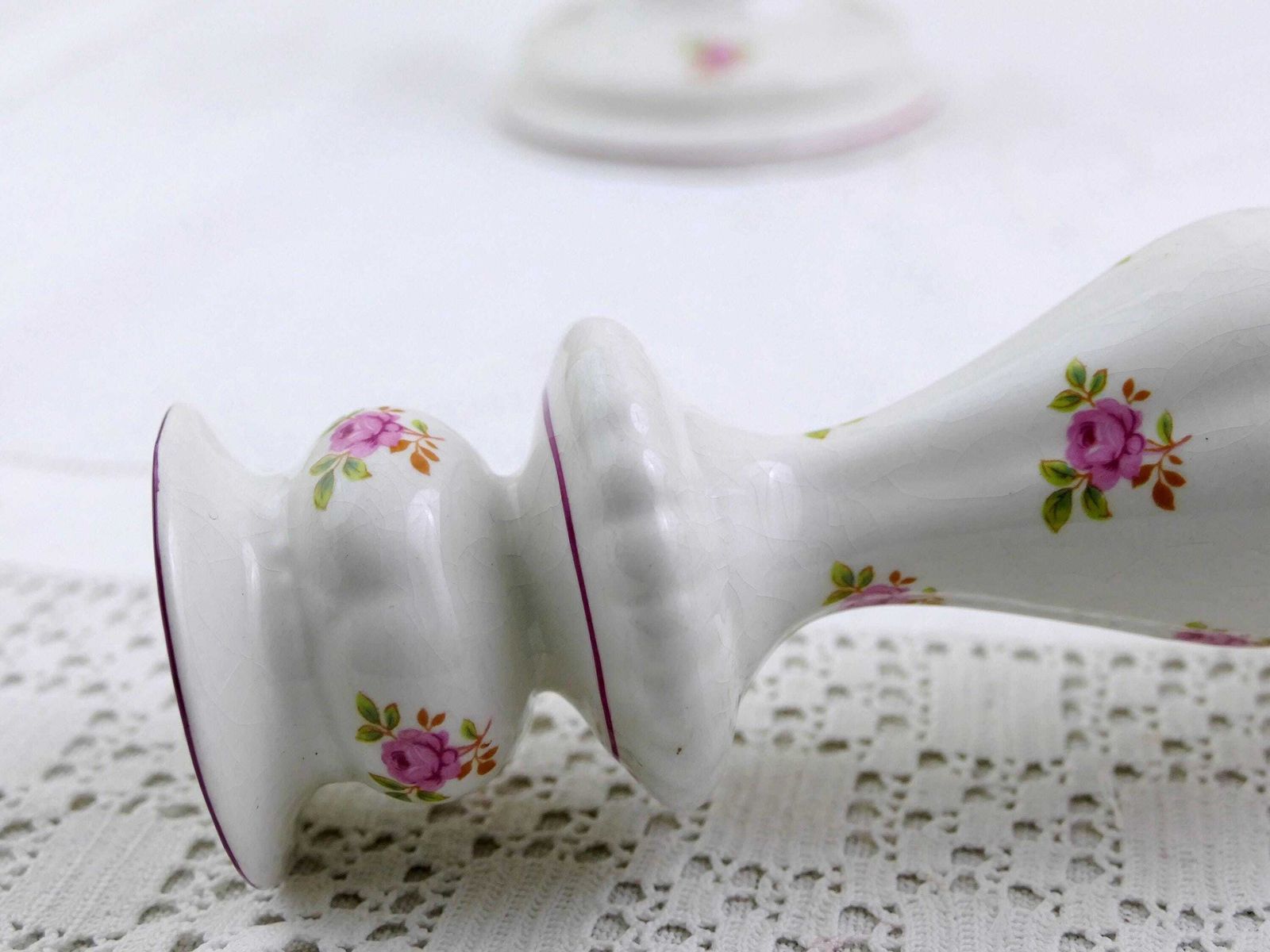 photo for sale Paar Vintage Engelse Staffordshire James Kent Old Foley Kandelaars Met Klein Roze Rozenpatroon, Klassiek Jaren 1950 Aardewerk