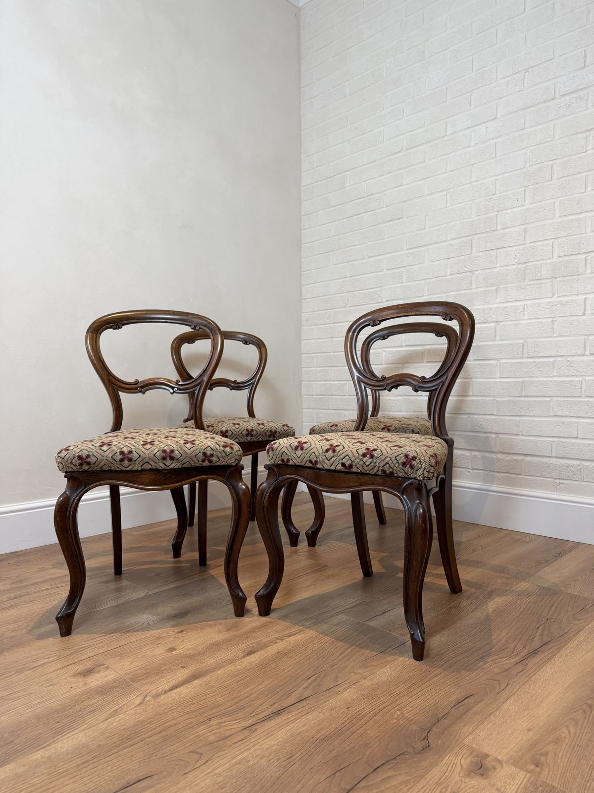 photo buy Late 19th – Early 20th Century Set Of 4 Balloon Back Chairs
